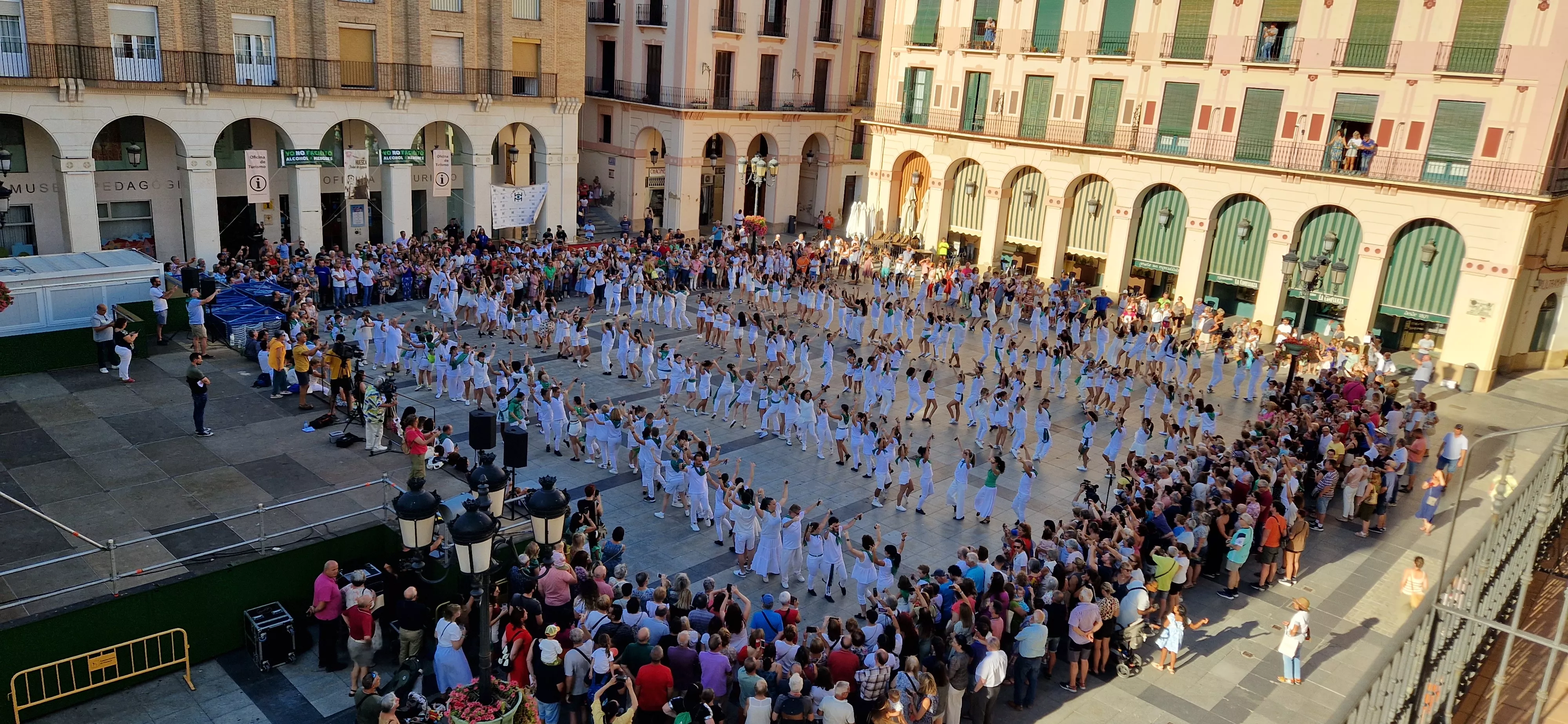 Baile de La Jota de San Lorenzo en la plaza López Allué. Foto: Myriam Martínez