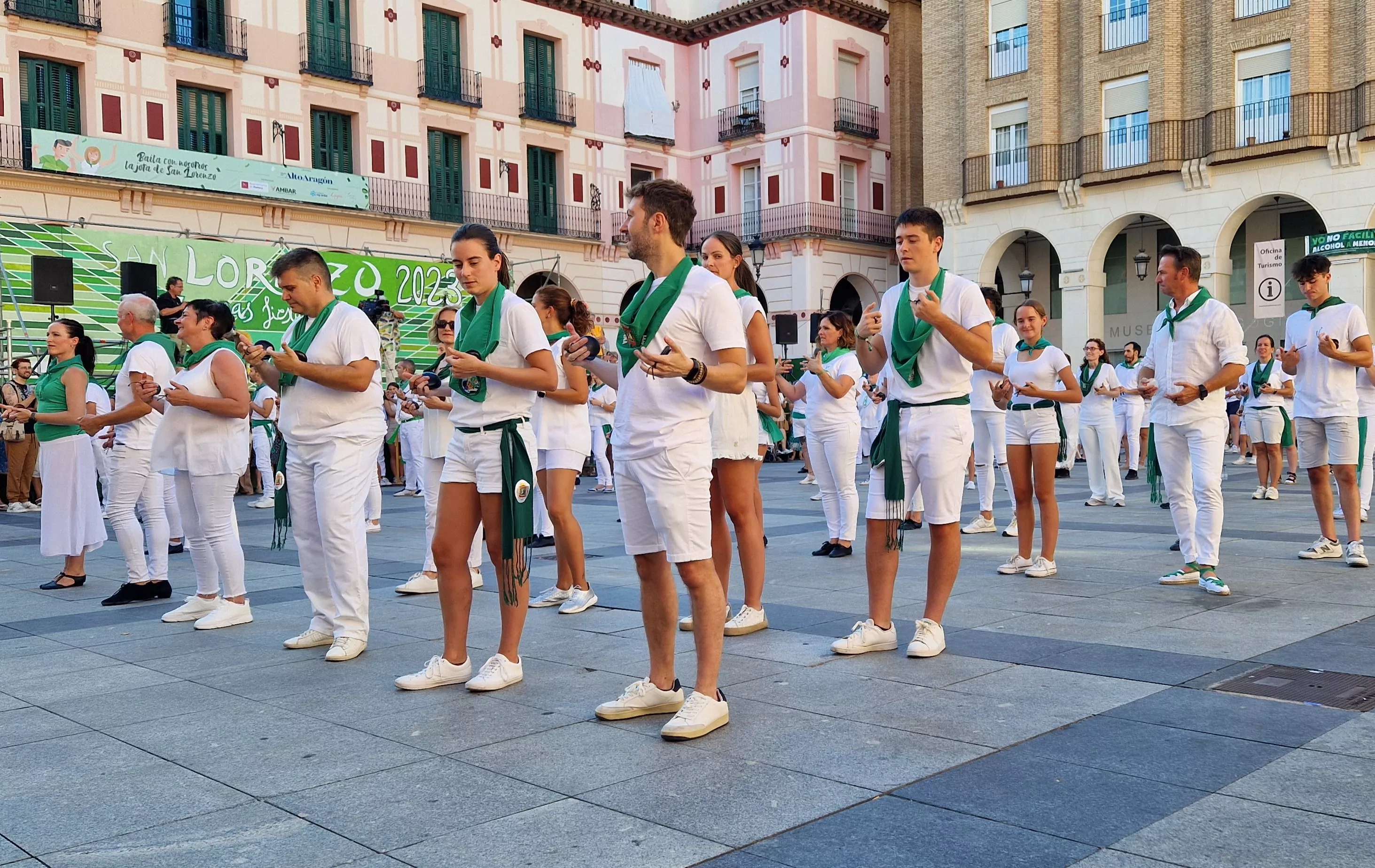 Baile de La Jota de San Lorenzo en la plaza López Allué. Foto: Myriam Martínez