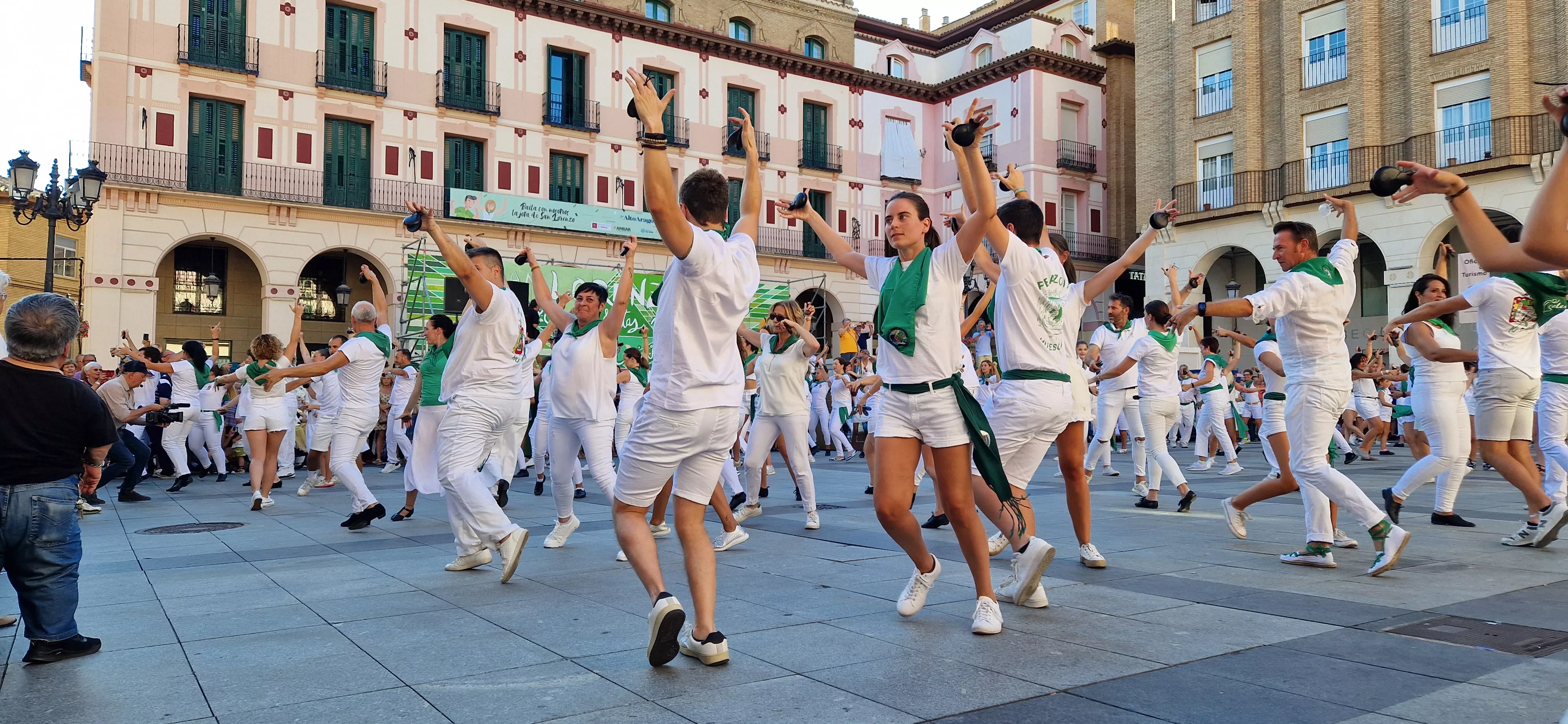 Baile de La Jota de San Lorenzo en la plaza López Allué. Foto: Myriam Martínez
