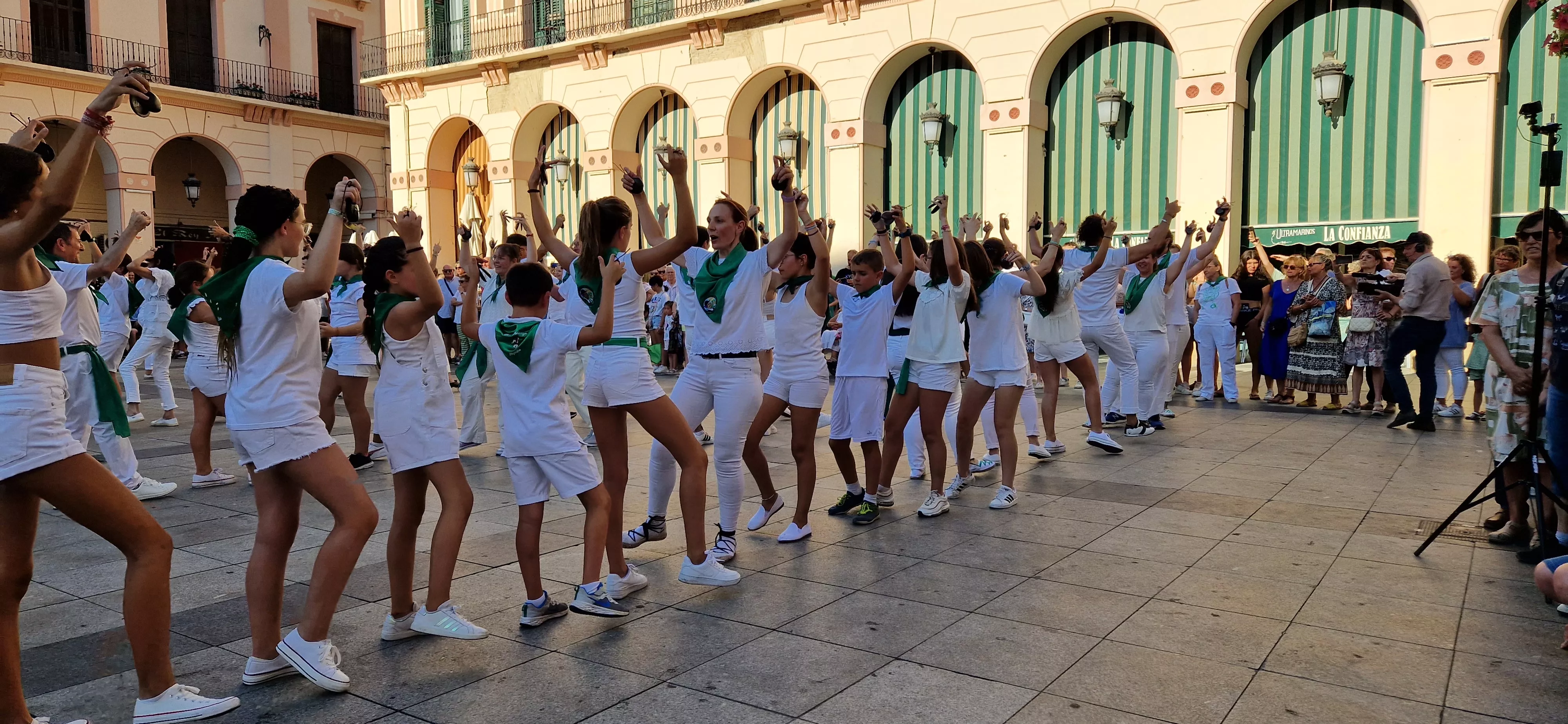 Baile de La Jota de San Lorenzo en la plaza López Allué. Foto: Myriam Martínez