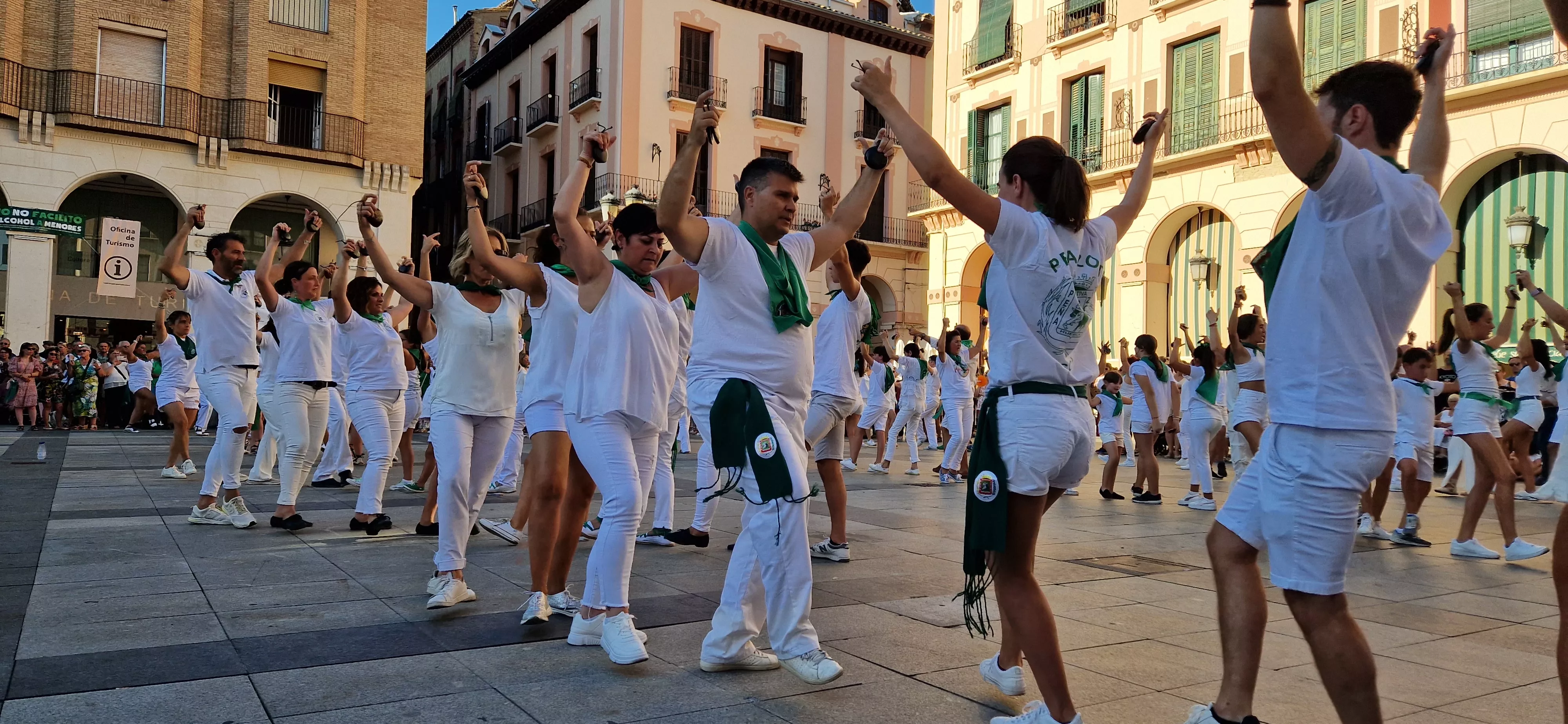 Baile de La Jota de San Lorenzo en la plaza López Allué. Foto: Myriam Martínez