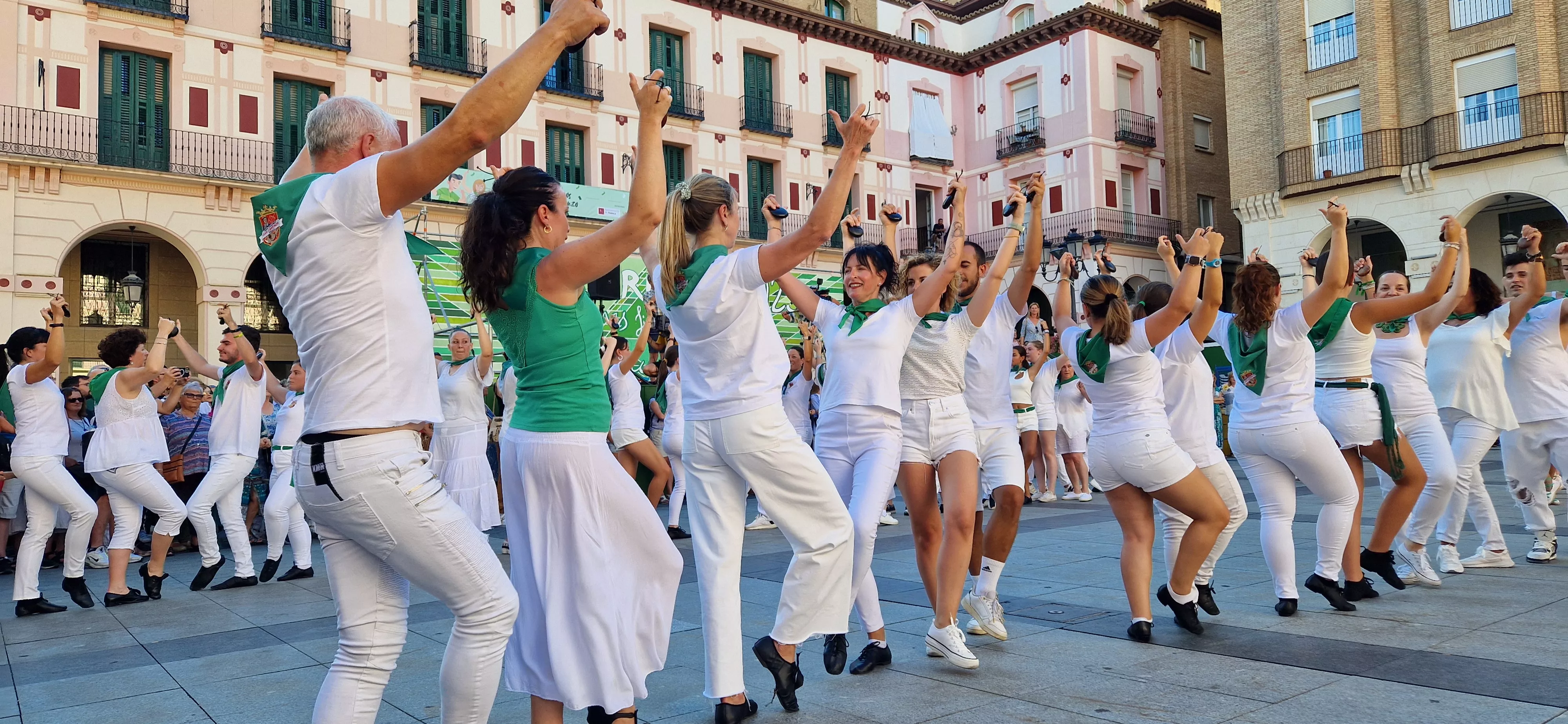Baile de La Jota de San Lorenzo en la plaza López Allué. Foto: Myriam Martínez