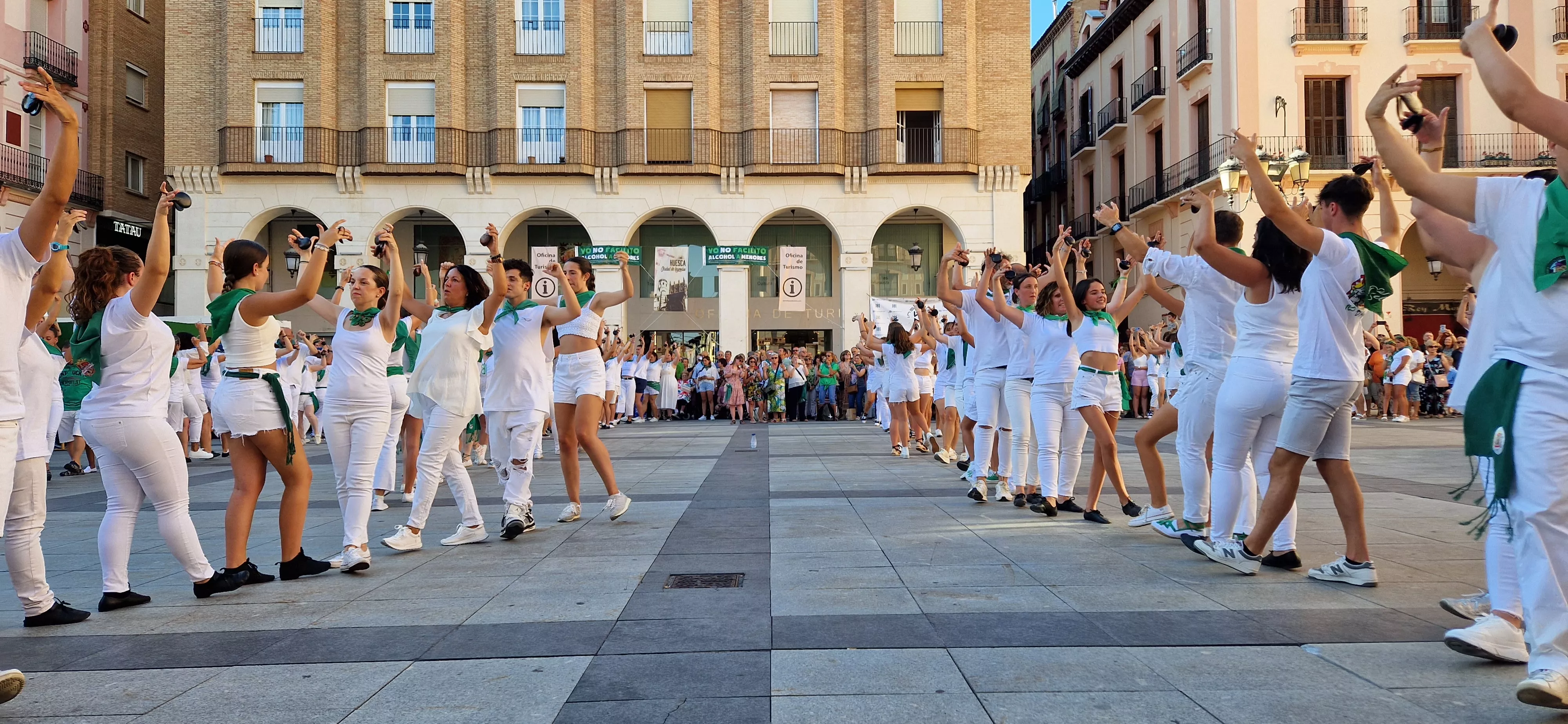 Baile de La Jota de San Lorenzo en la plaza López Allué. Foto: Myriam Martínez