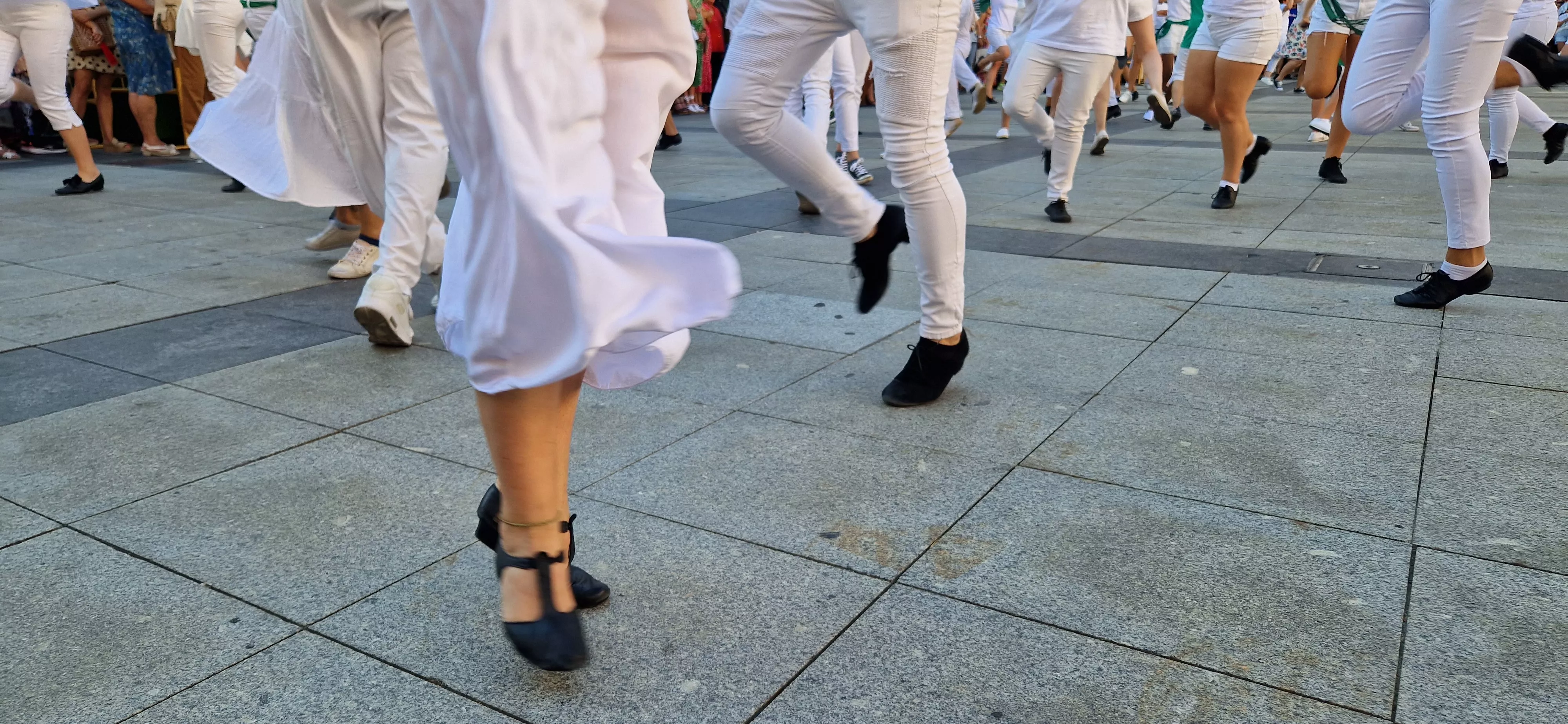 Baile de La Jota de San Lorenzo en la plaza López Allué. Foto: Myriam Martínez