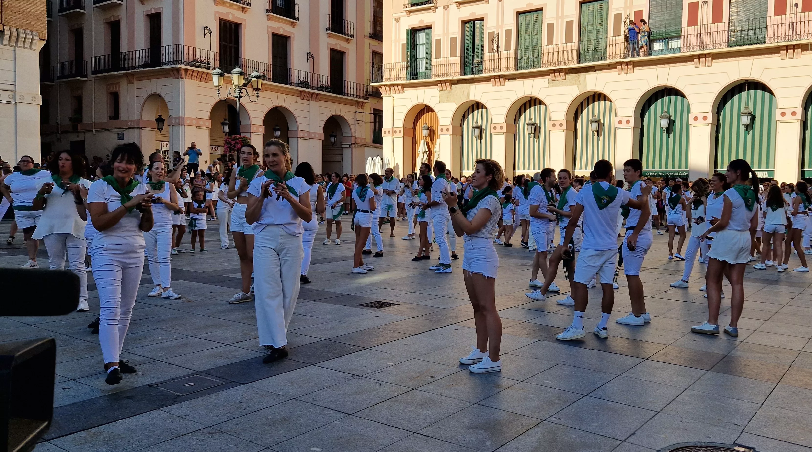 Baile de La Jota de San Lorenzo en la plaza López Allué. Foto: Myriam Martínez