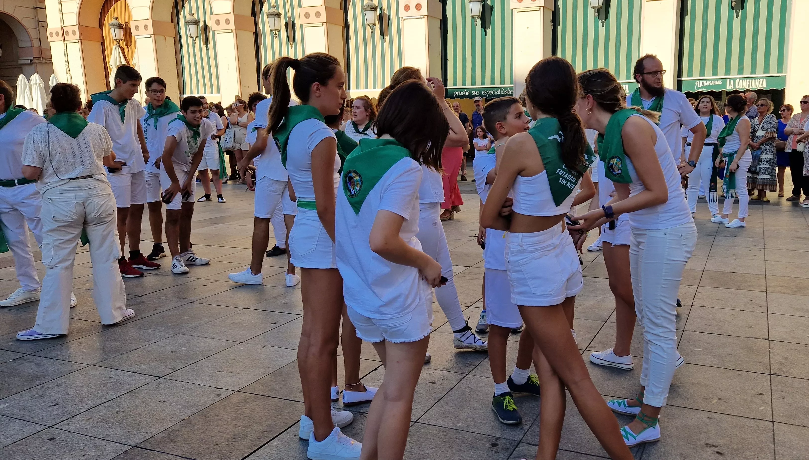 Baile de La Jota de San Lorenzo en la plaza López Allué. Foto: Myriam Martínez