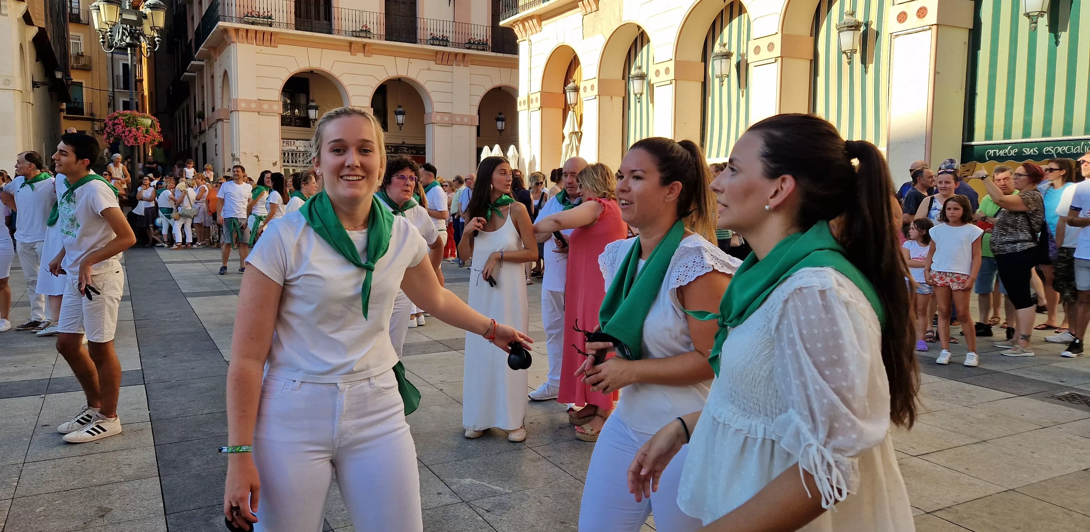 Baile de La Jota de San Lorenzo en la plaza López Allué. Foto: Myriam Martínez