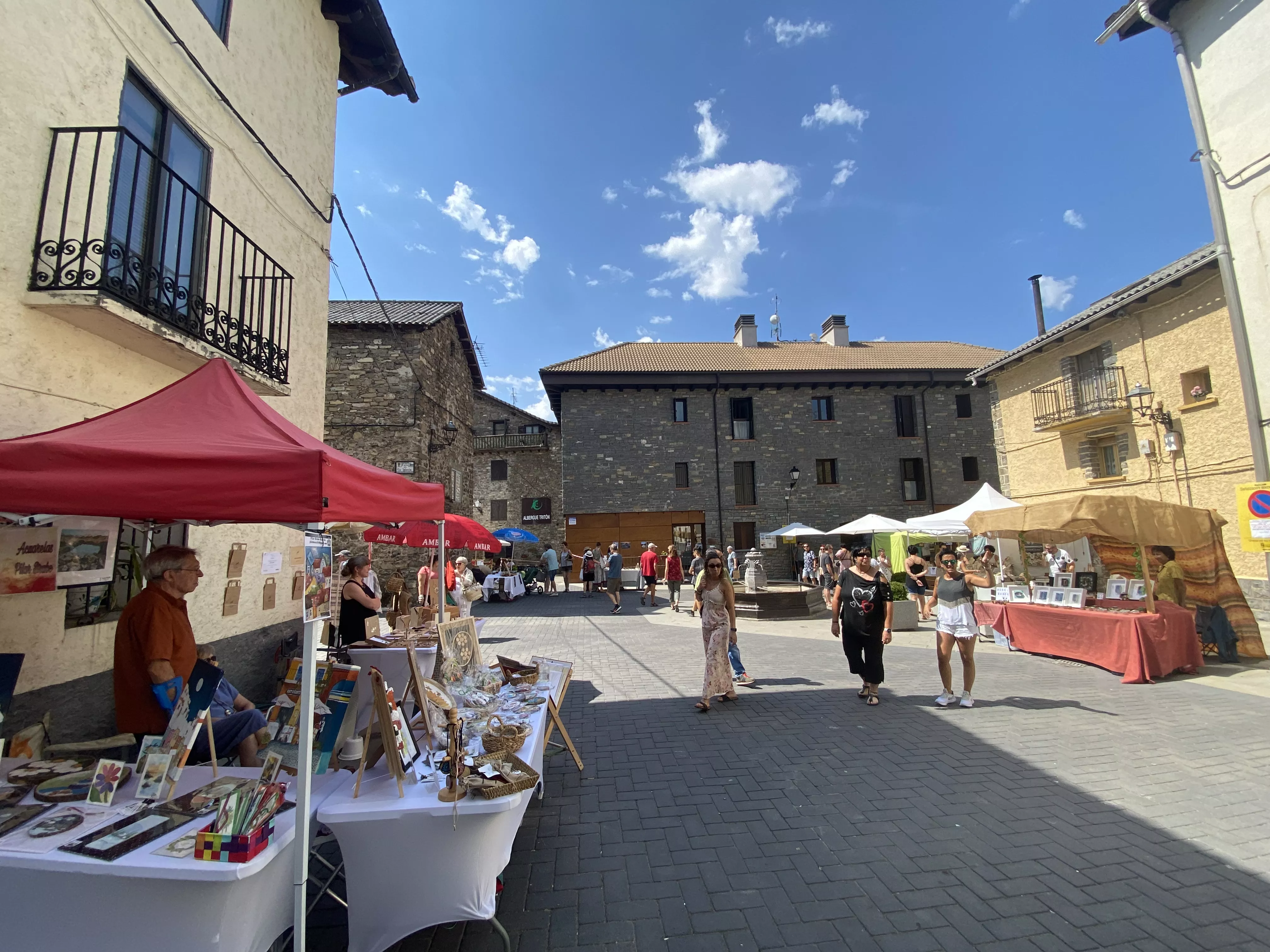 Imagen de una pasada edición de la Feria de Arte, Artesanía y Reciclaje de Villanúa.