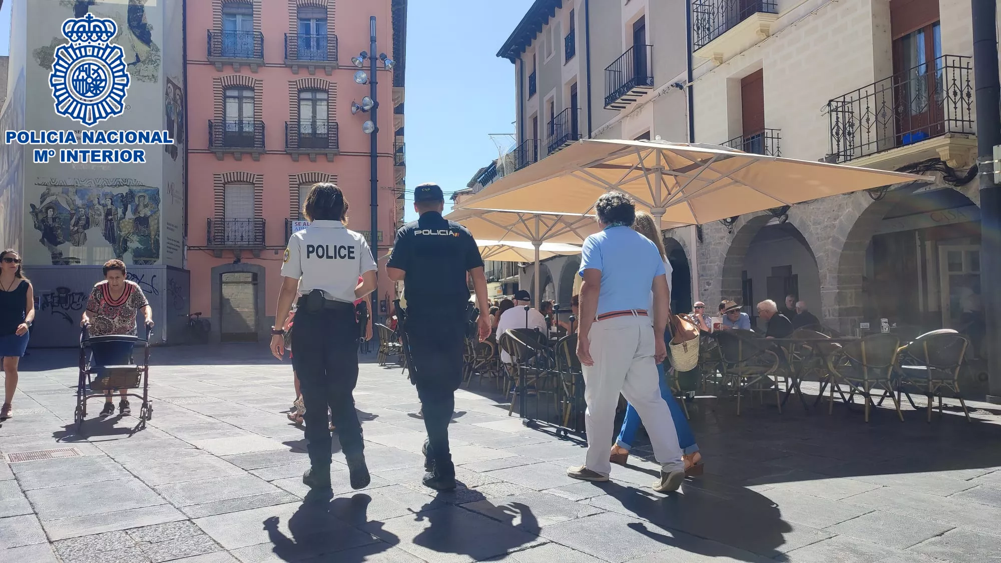 Agentes de la Policía Nacional española y francesa patrullan juntos en Jaca.