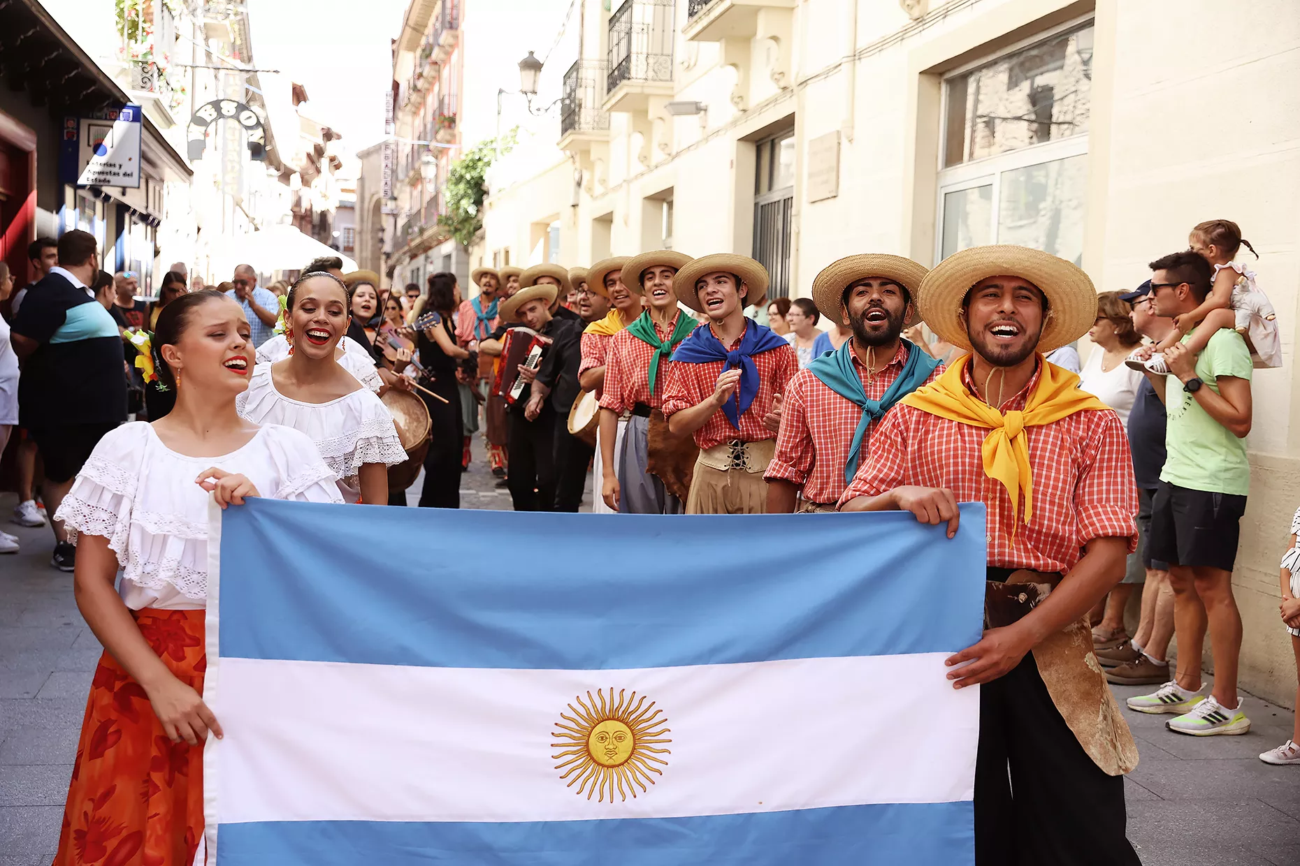 Gran Ballet Argentino – Argentina. Imágenes de la inauguración y el pasacalles del Festival Folklórico de los Pirineos en Jaca