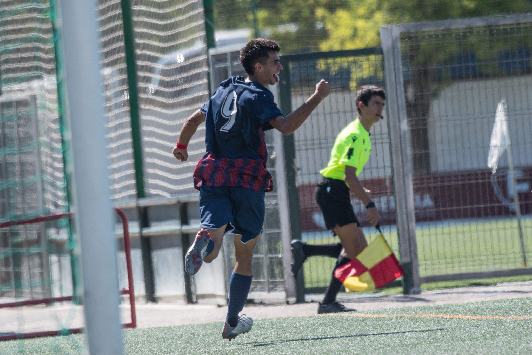 Nico celebra el gol del Huesca ante el Fraga