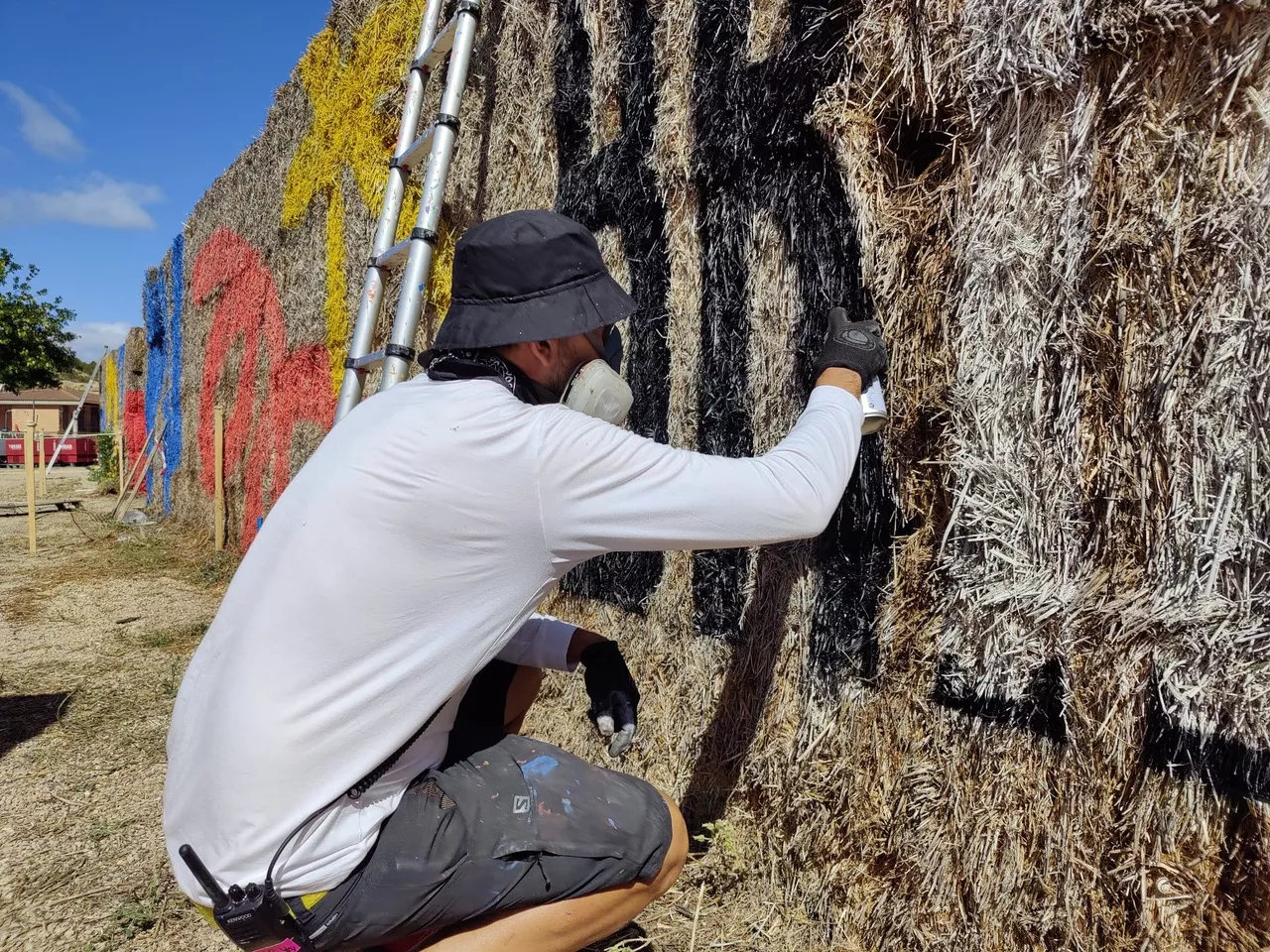 Asalto transforma el muro de paja que rodea el recinto del Brizna.
