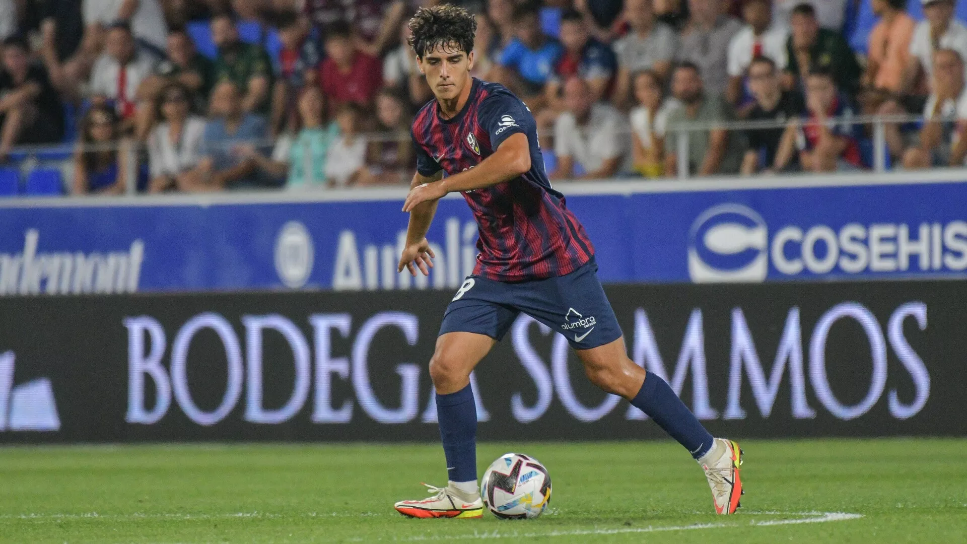Hugo Anglada en un partido con el Huesca en El Alcoraz. Hugo Anglada en un partido con el Huesca en El Alcoraz.