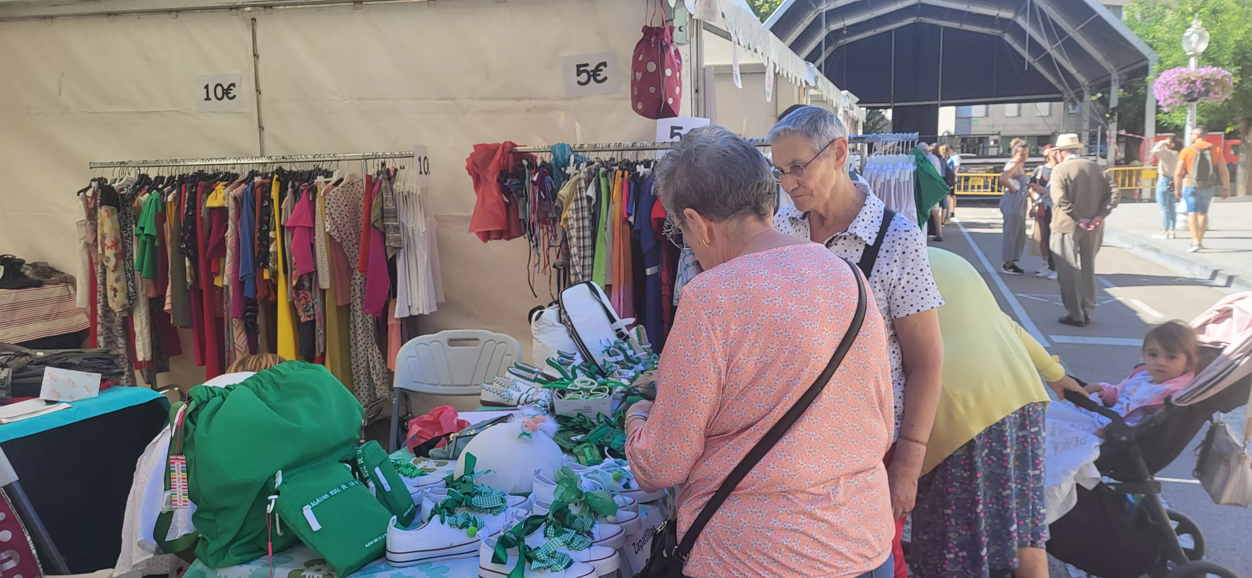 El comercio de Huesca sale a la calle en la celebración del Green Friday.