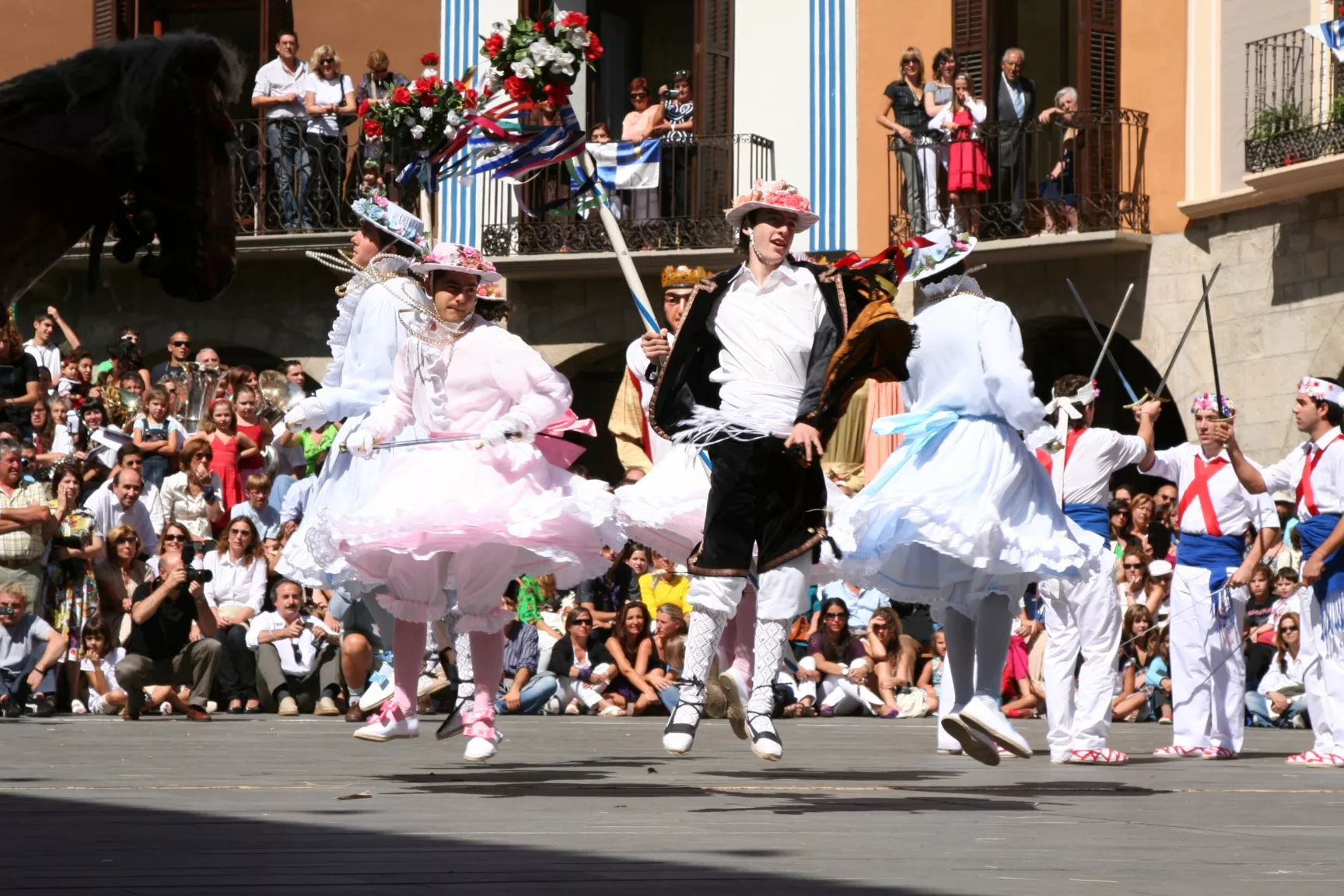 Imagen de archivo del baile de las espadas en las Fiestas en honor al Santo Cristo y San Vicente de Graus.