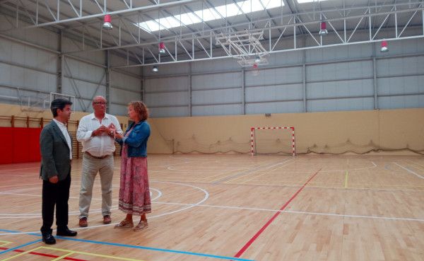 Instalado el nuevo pavimento en el polideportivo del colegio Alcoraz