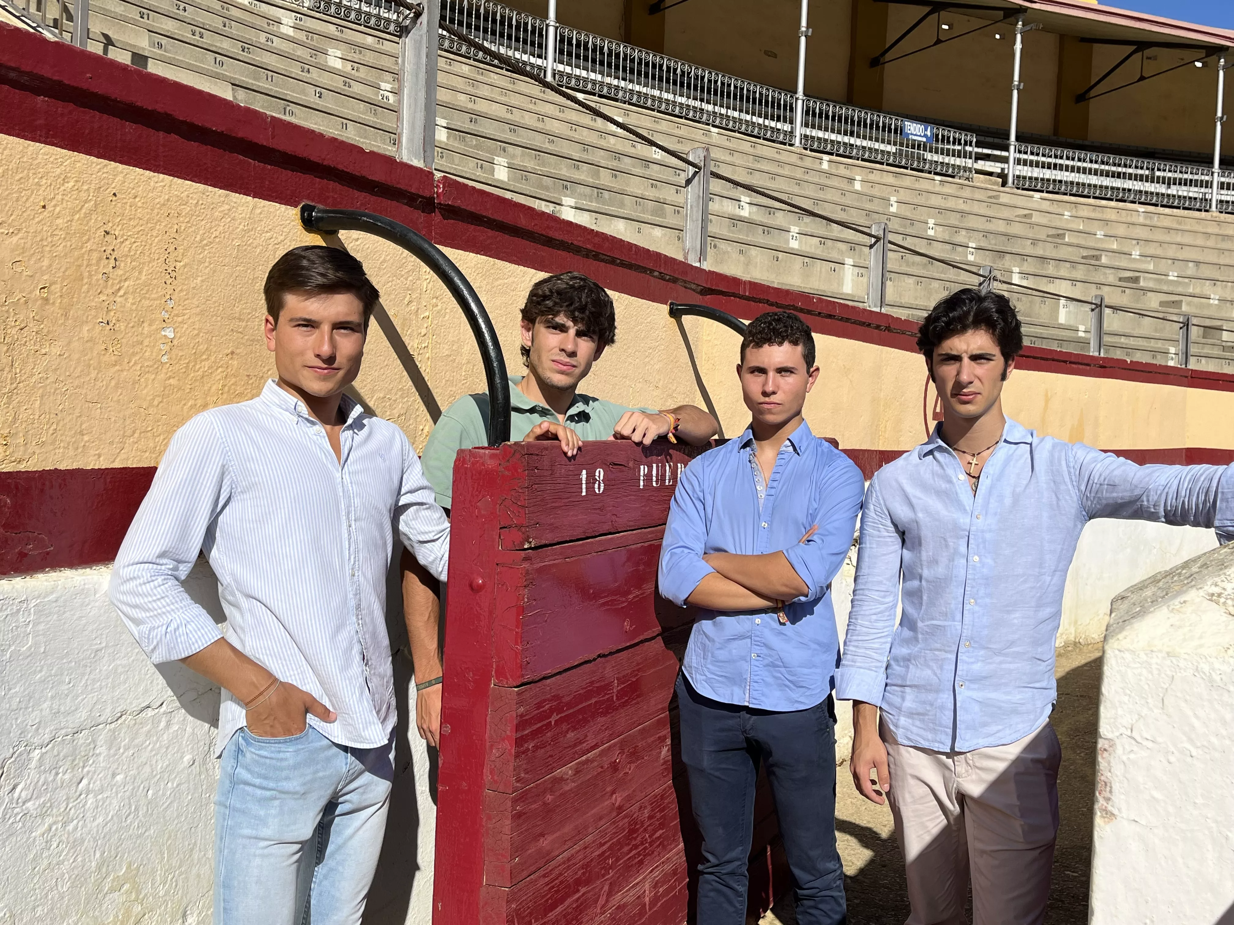 De izquierda a derecha, Ignacio Boné, Jorge Mallén, Héctor Marco y Porta Miravé, en el callejón de la Plaza de Toros de Huesca. “Podrán venir figurones del toreo, pero dudo mucho que vengan con la ilusión y las ganas que tenemos”. Foto: Adrián Mora
