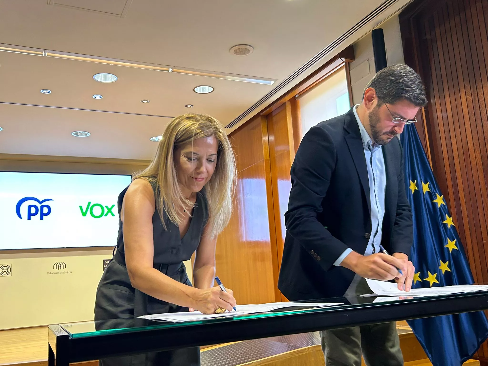 Los portavoces en las Cortes de Aragón del PP, Ana Alós, y de VOX, Alejandro Nolasco, han firmado este viernes el acuerdo.