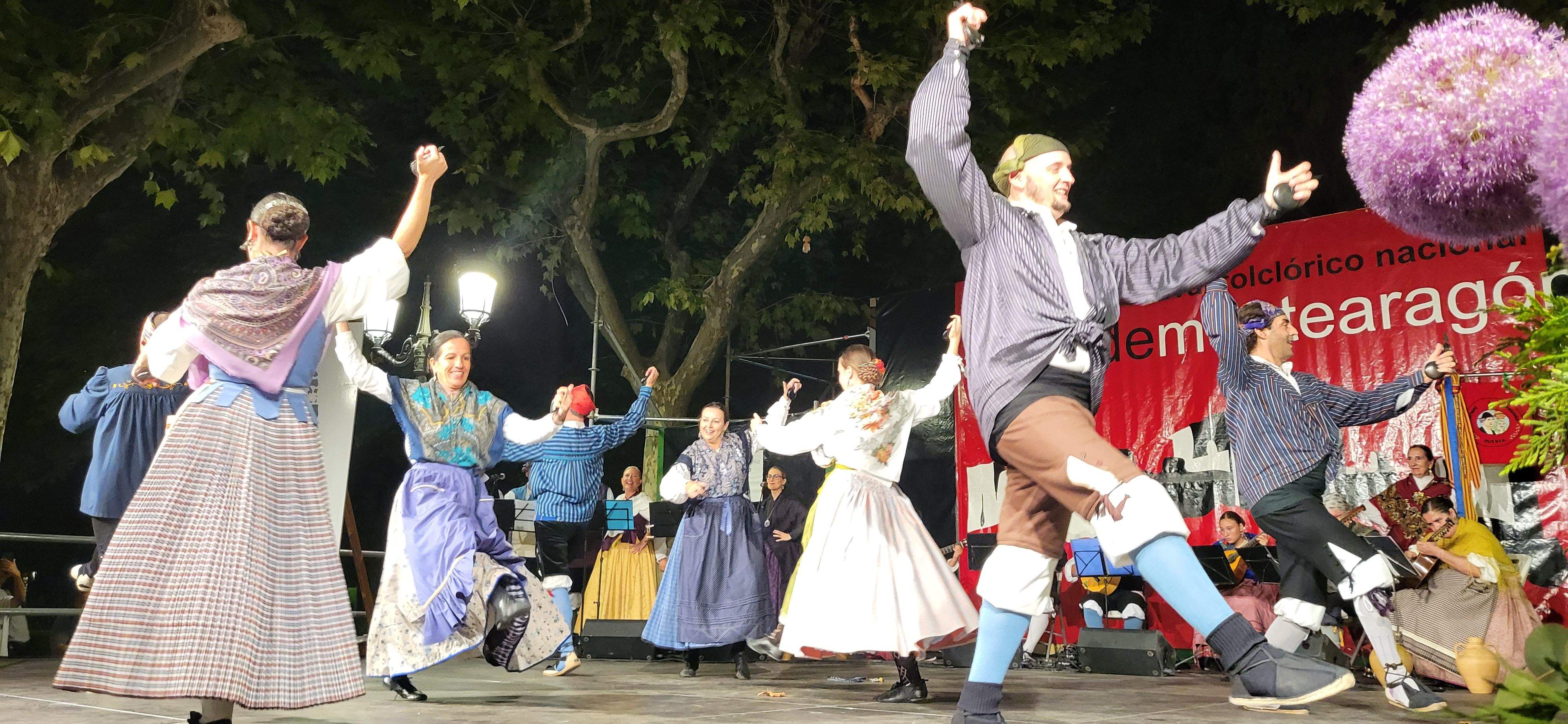 Su artífice fue un grupo de alumnos y alumnas de la Escuela Municipal de Jota de Huesca, con el maestro Carlos Vidal Berges a la cabeza. 