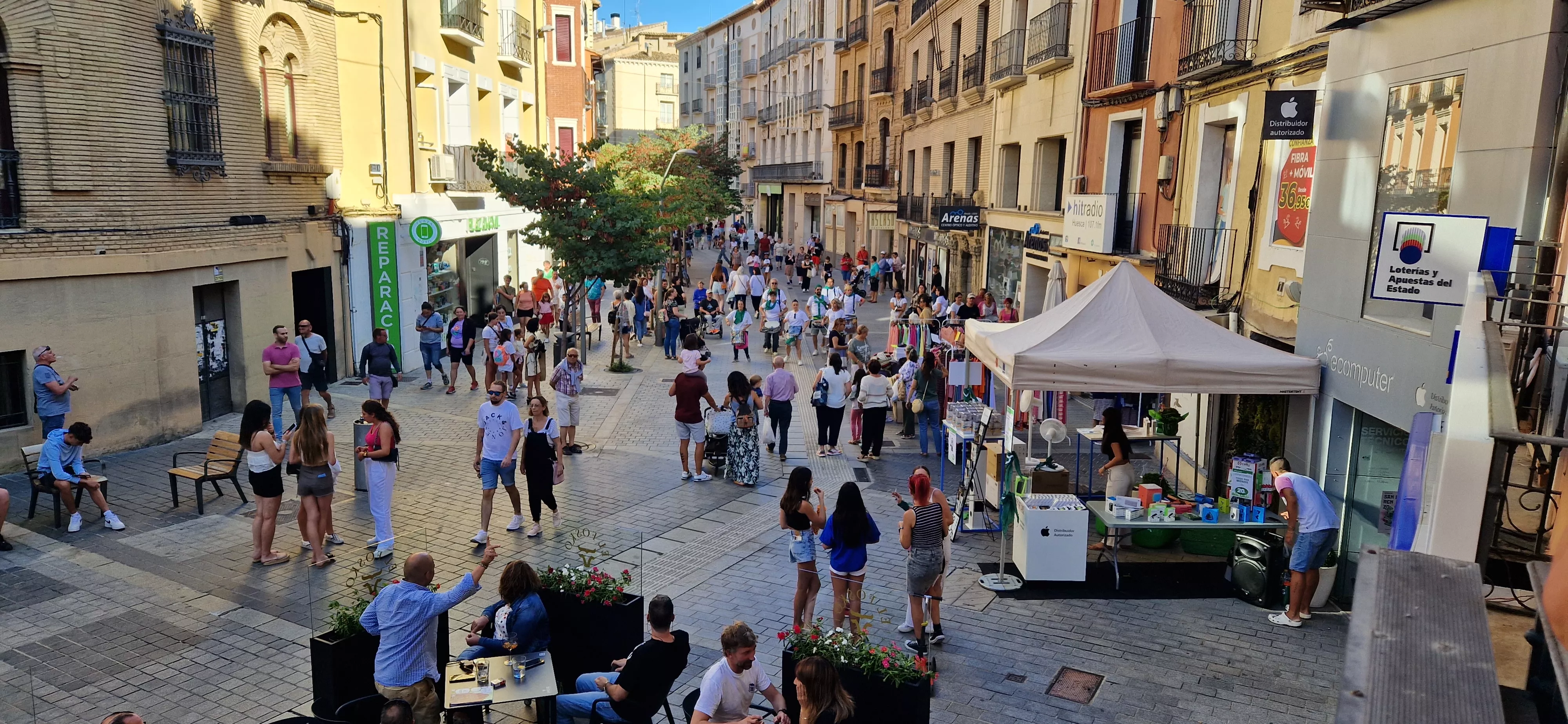 El comercio de Huesca sale a la calle en la celebración del Green Friday. Foto Myriam Martínez
