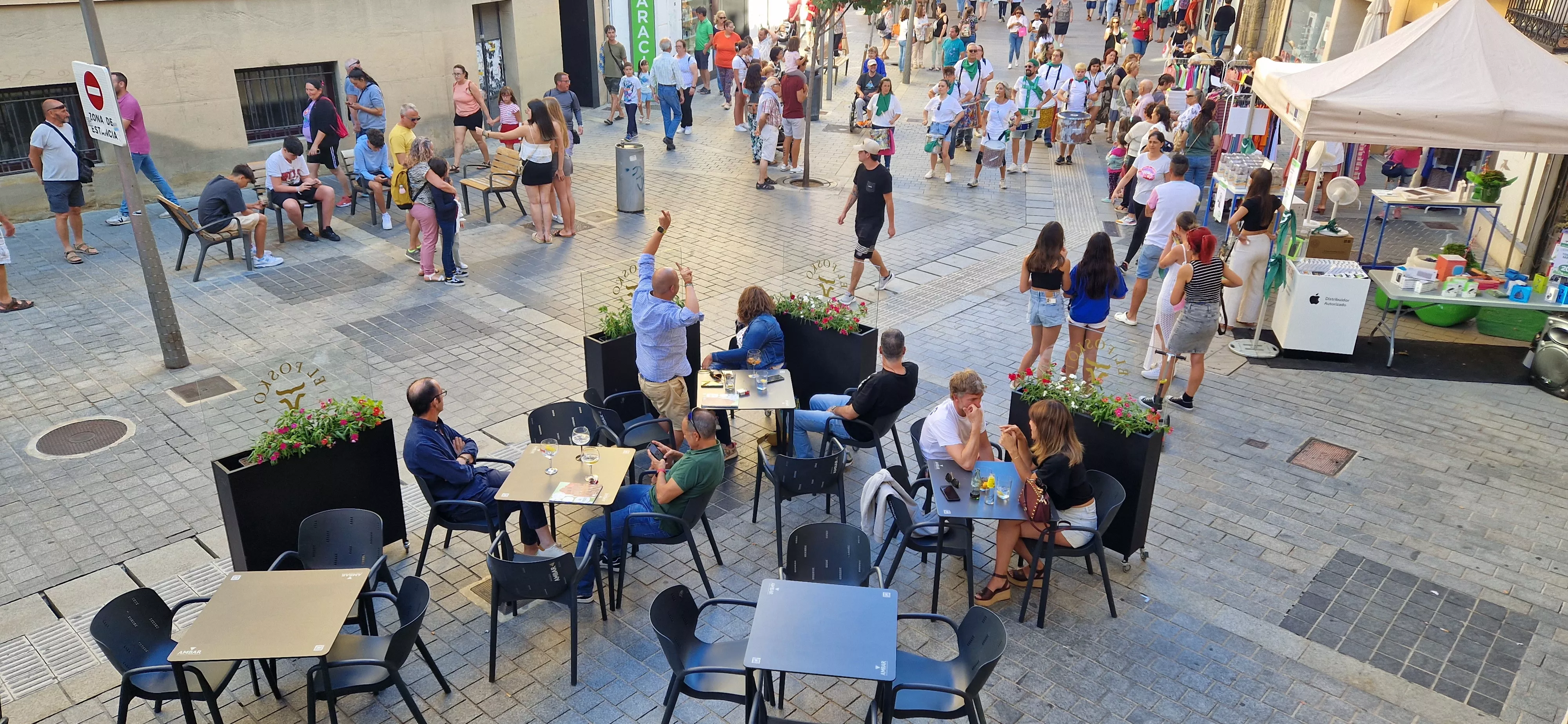 El comercio de Huesca sale a la calle en la celebración del Green Friday. Foto Myriam Martínez