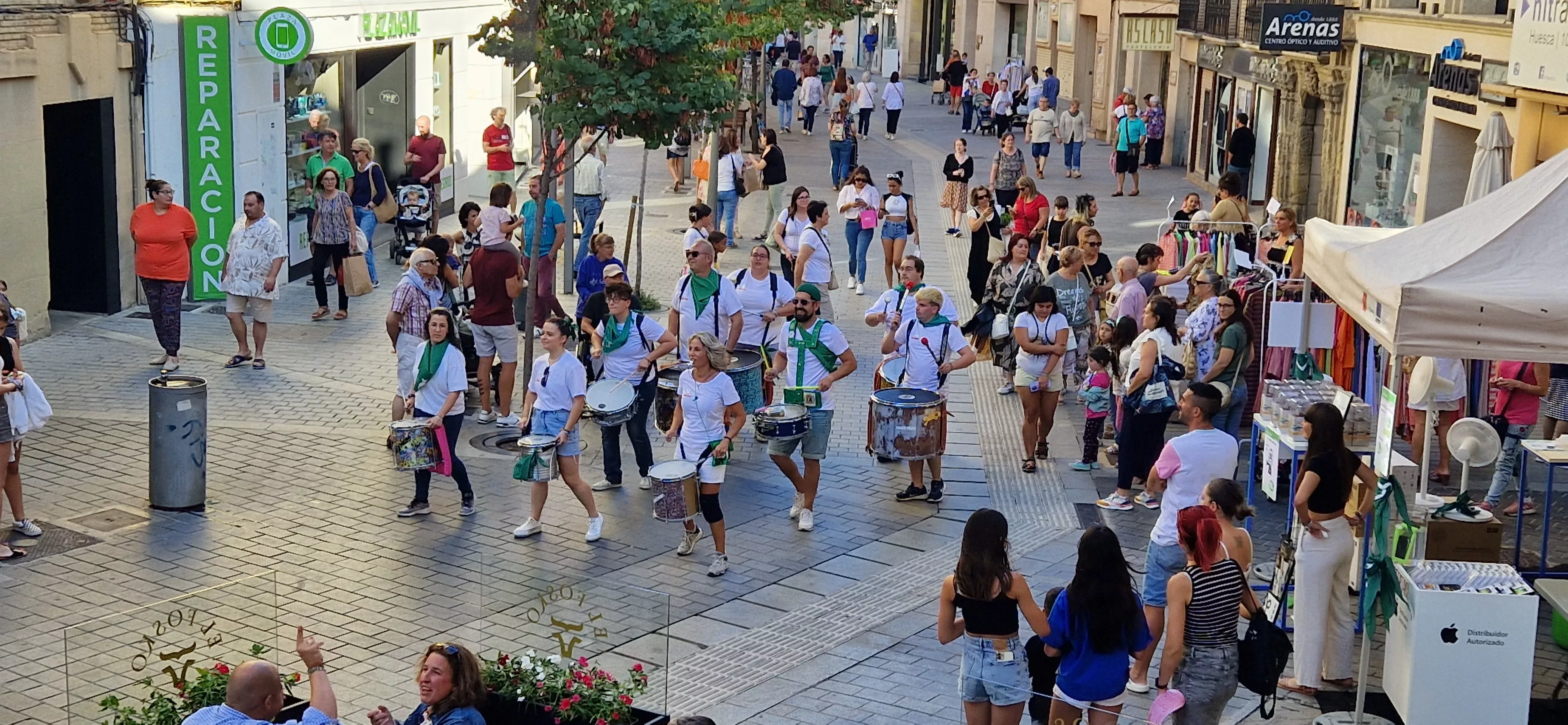 El comercio de Huesca sale a la calle en la celebración del Green Friday. Foto Myriam Martínez