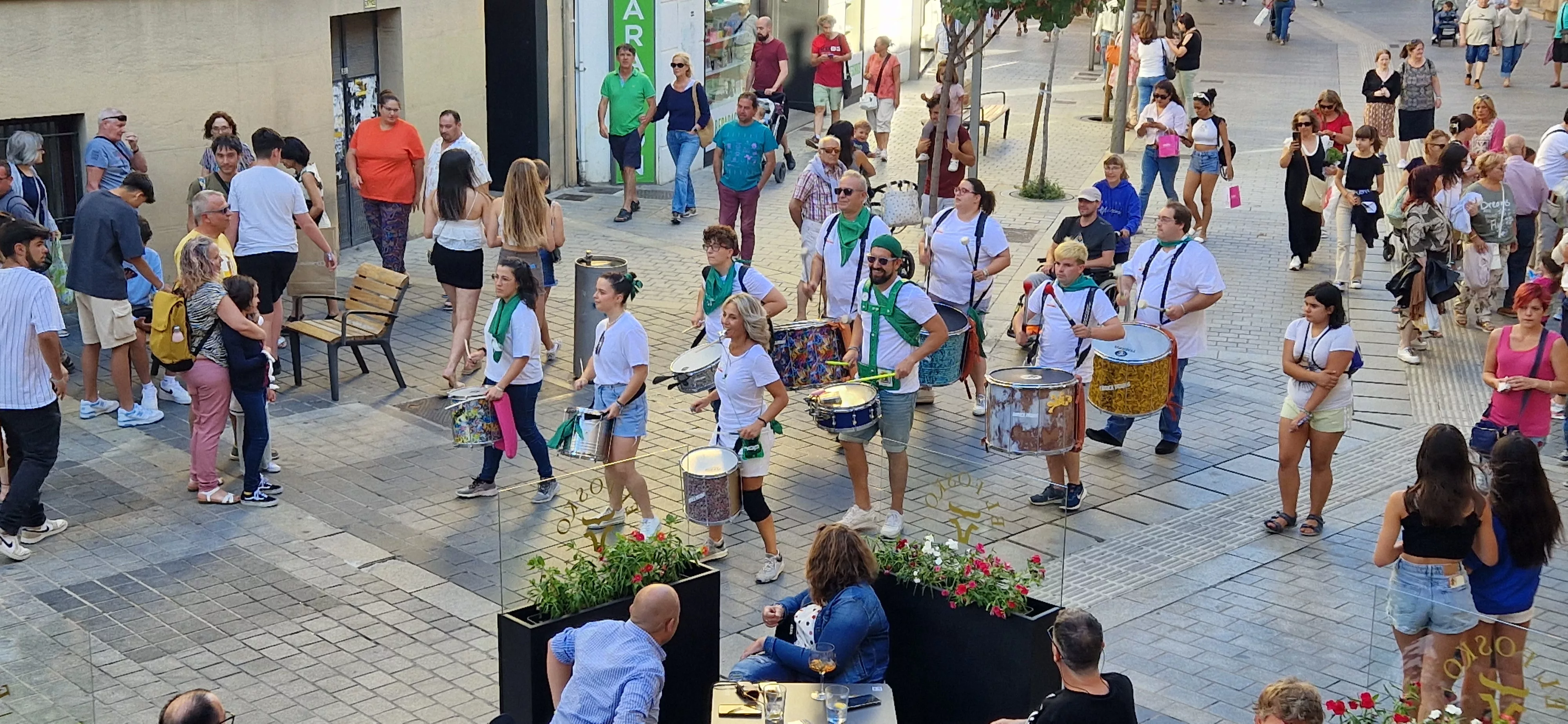 El comercio de Huesca sale a la calle en la celebración del Green Friday. Foto Myriam Martínez