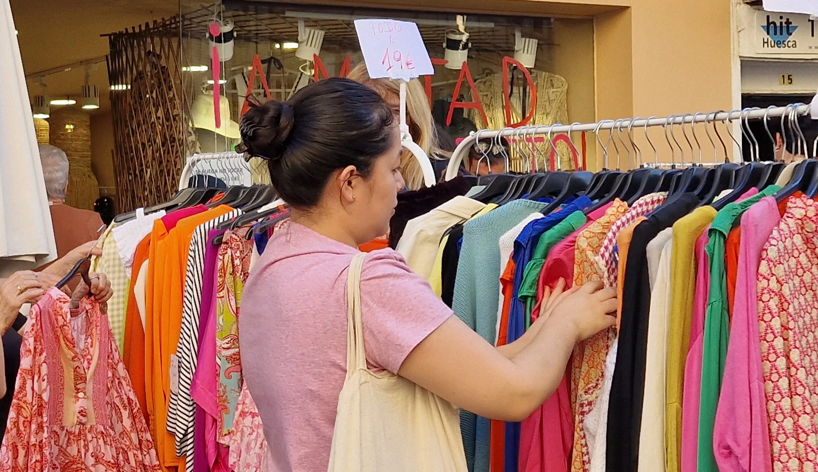 El comercio de Huesca sale a la calle en la celebración del Green Friday. Foto Myriam Martínez