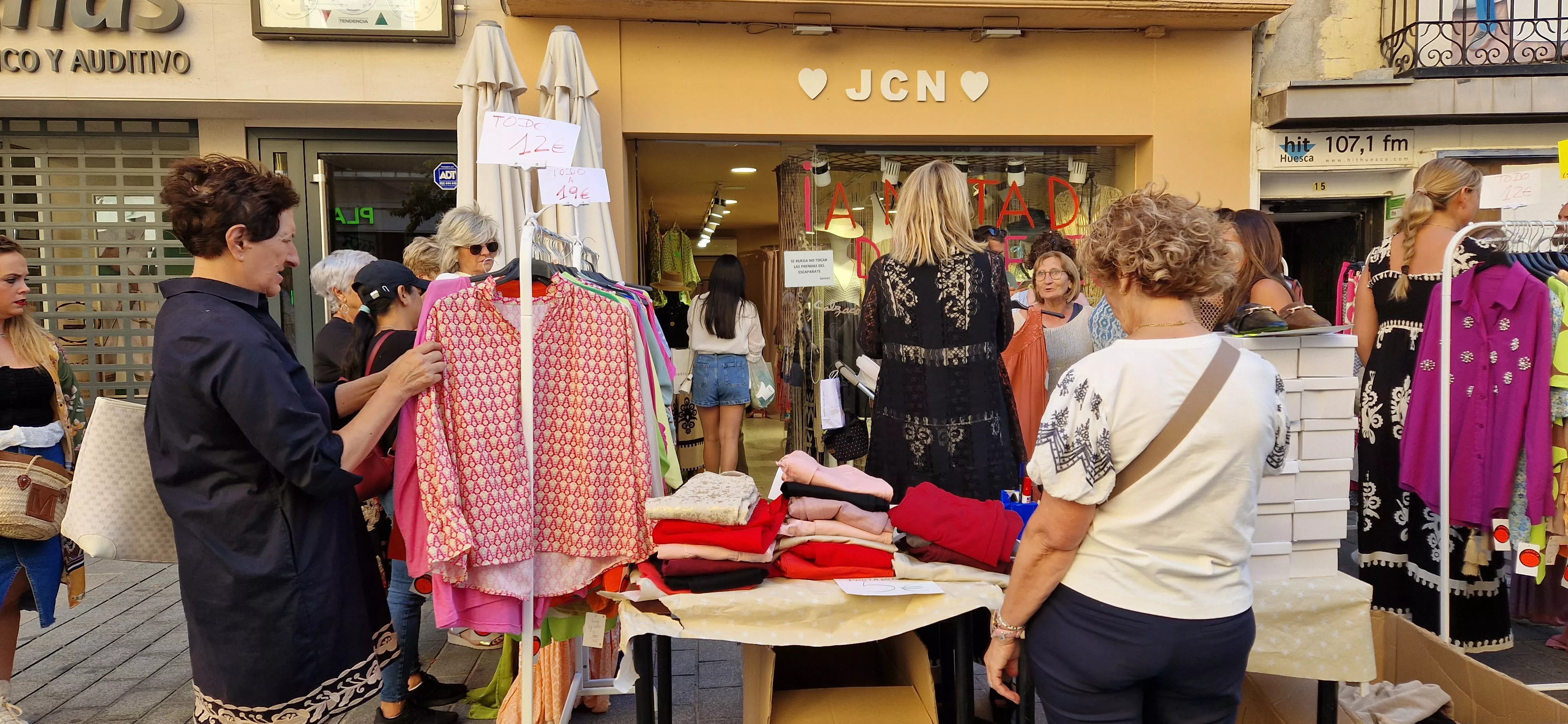 El comercio de Huesca sale a la calle en la celebración del Green Friday. Foto Myriam Martínez