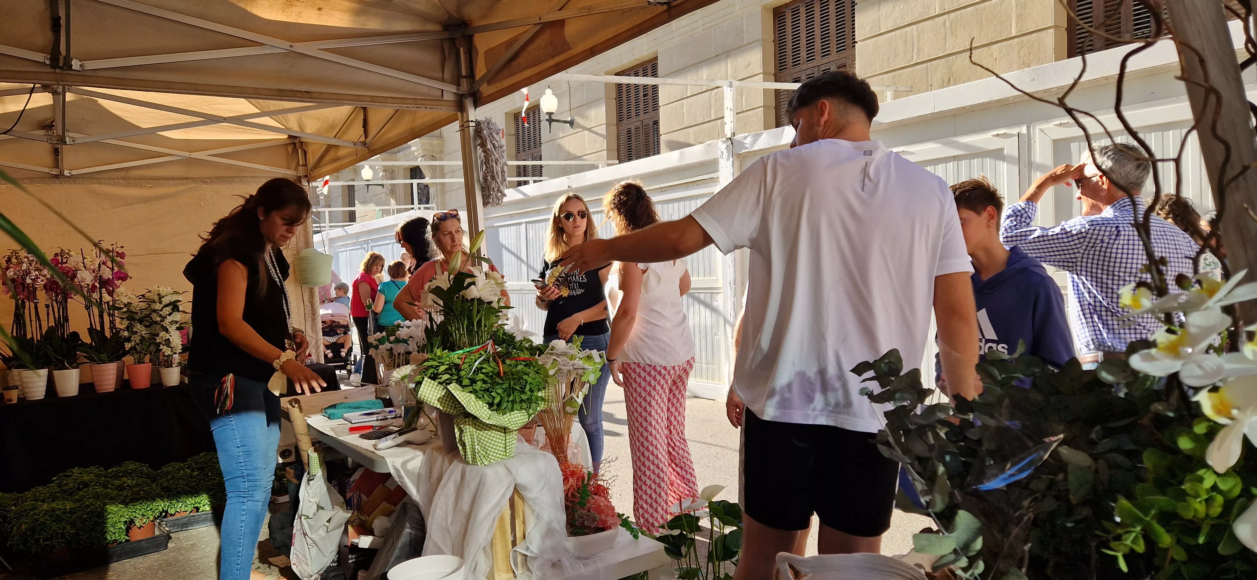 El comercio de Huesca sale a la calle en la celebración del Green Friday. Foto Myriam Martínez
