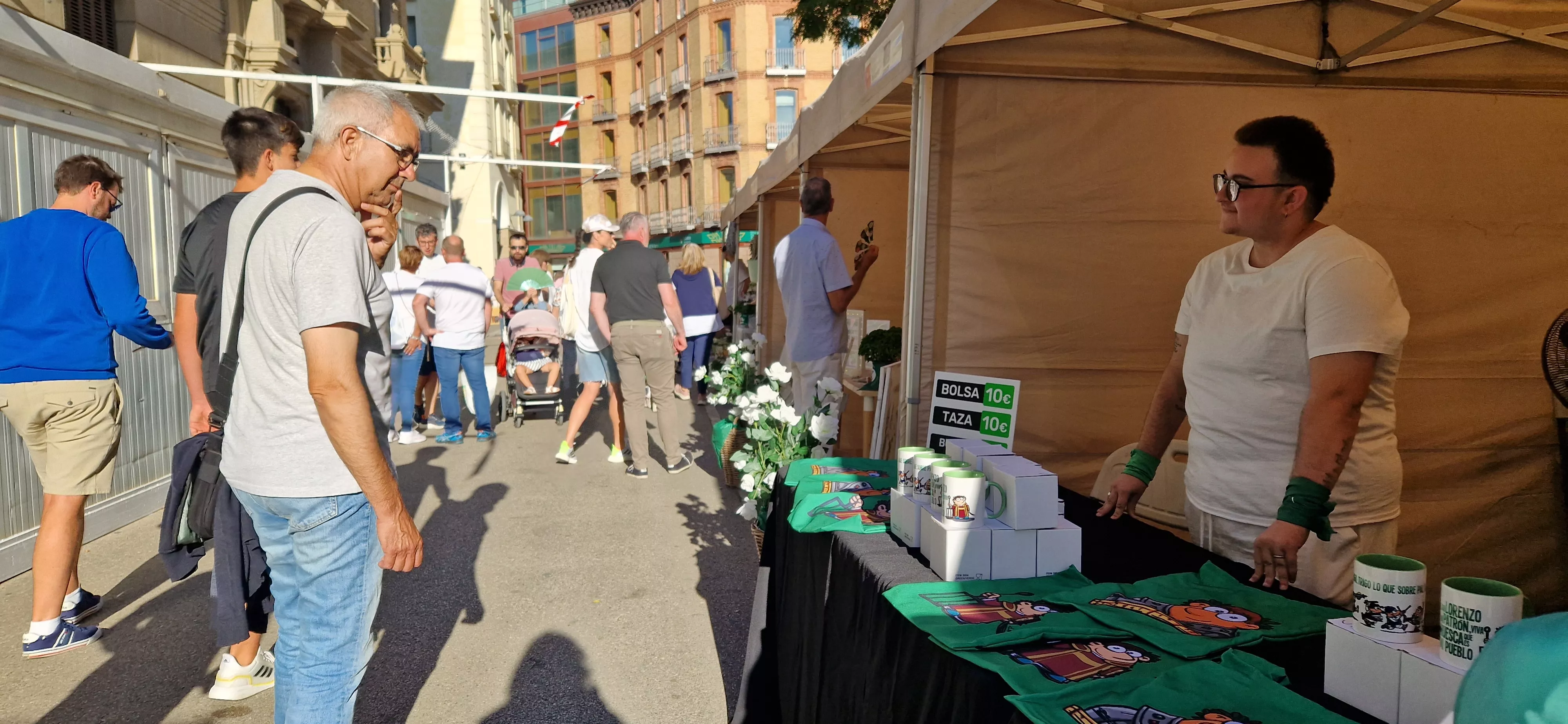 El comercio de Huesca sale a la calle en la celebración del Green Friday. Foto Myriam Martínez