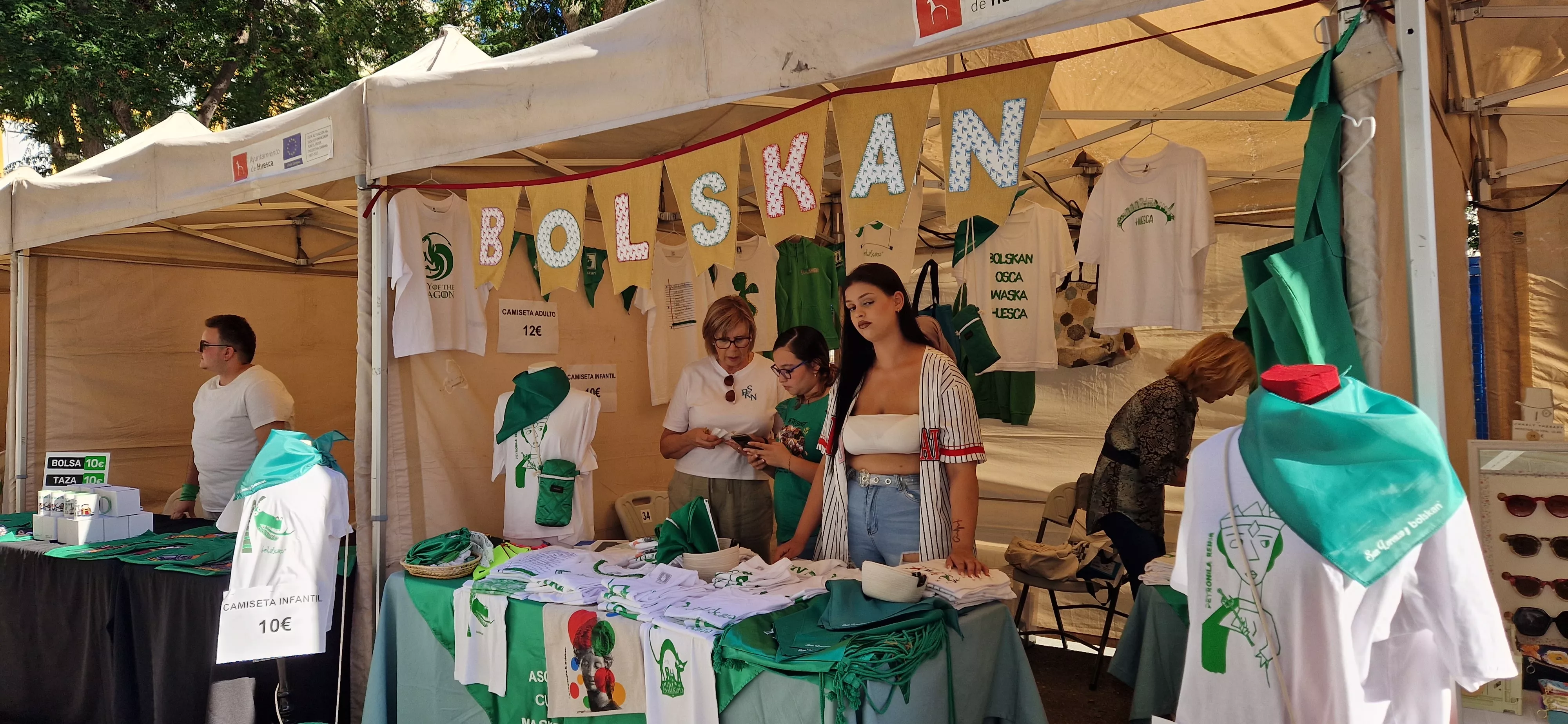 El comercio de Huesca sale a la calle en la celebración del Green Friday. Foto Myriam Martínez