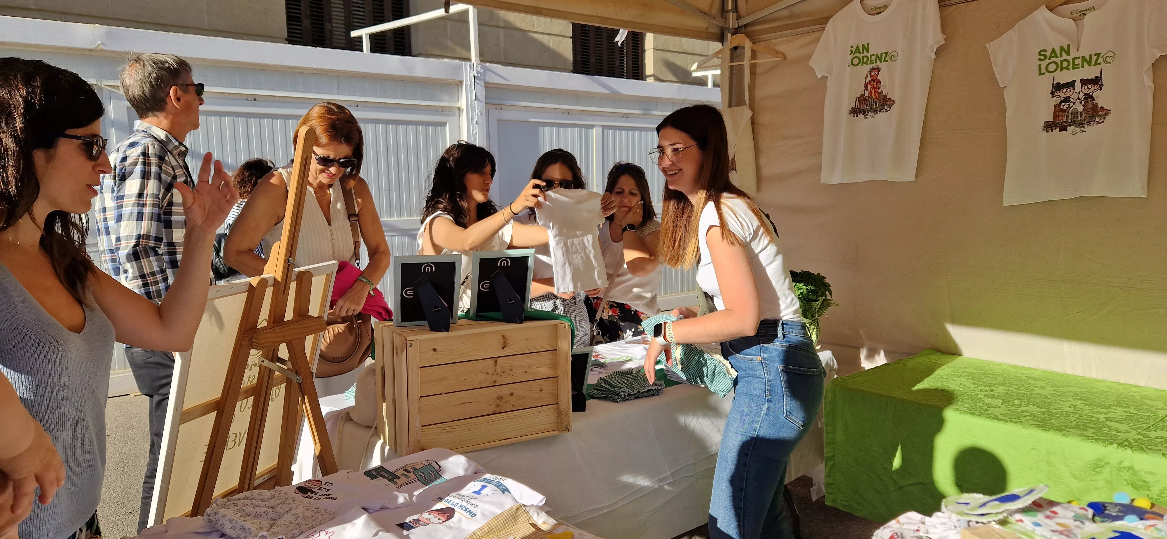 El comercio de Huesca sale a la calle en la celebración del Green Friday. Foto Myriam Martínez