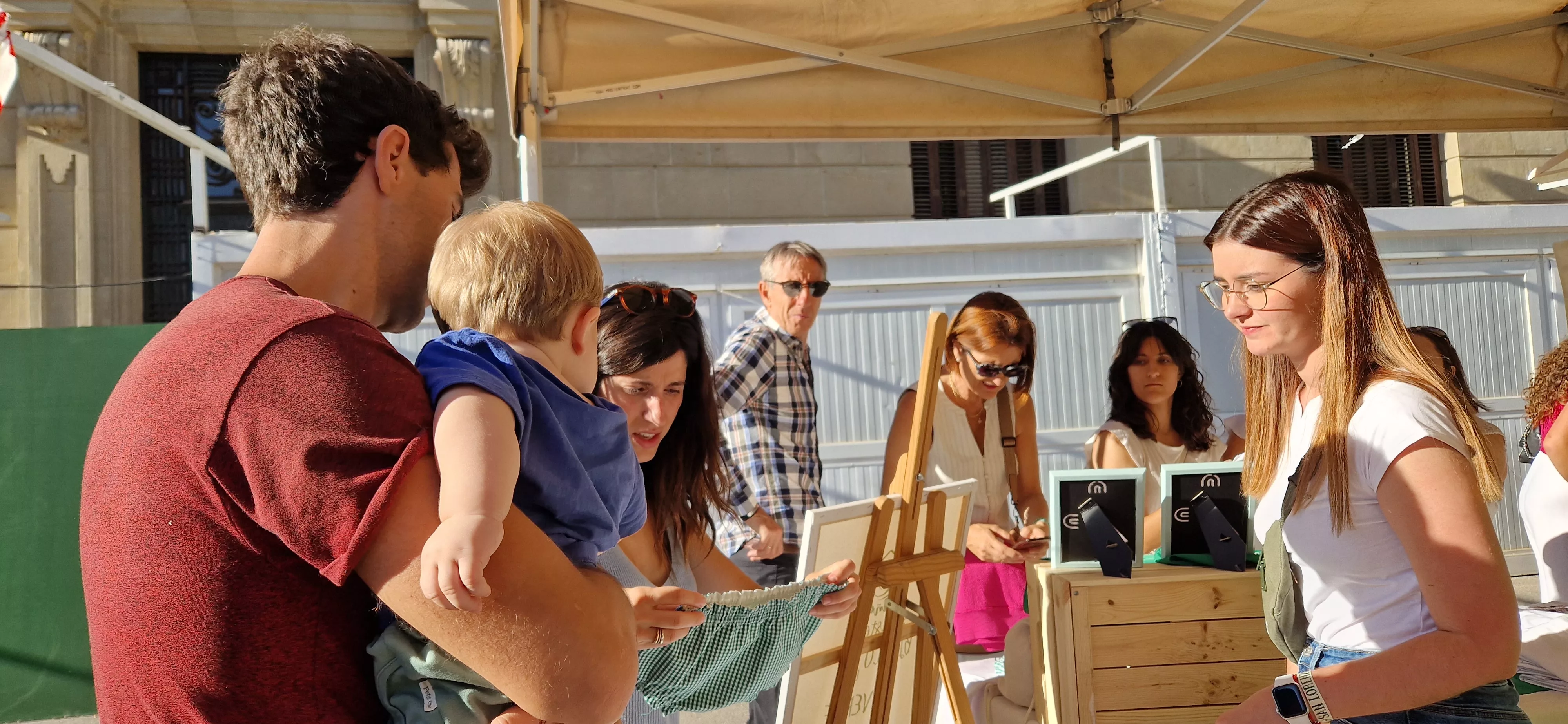 El comercio de Huesca sale a la calle en la celebración del Green Friday. Foto Myriam Martínez