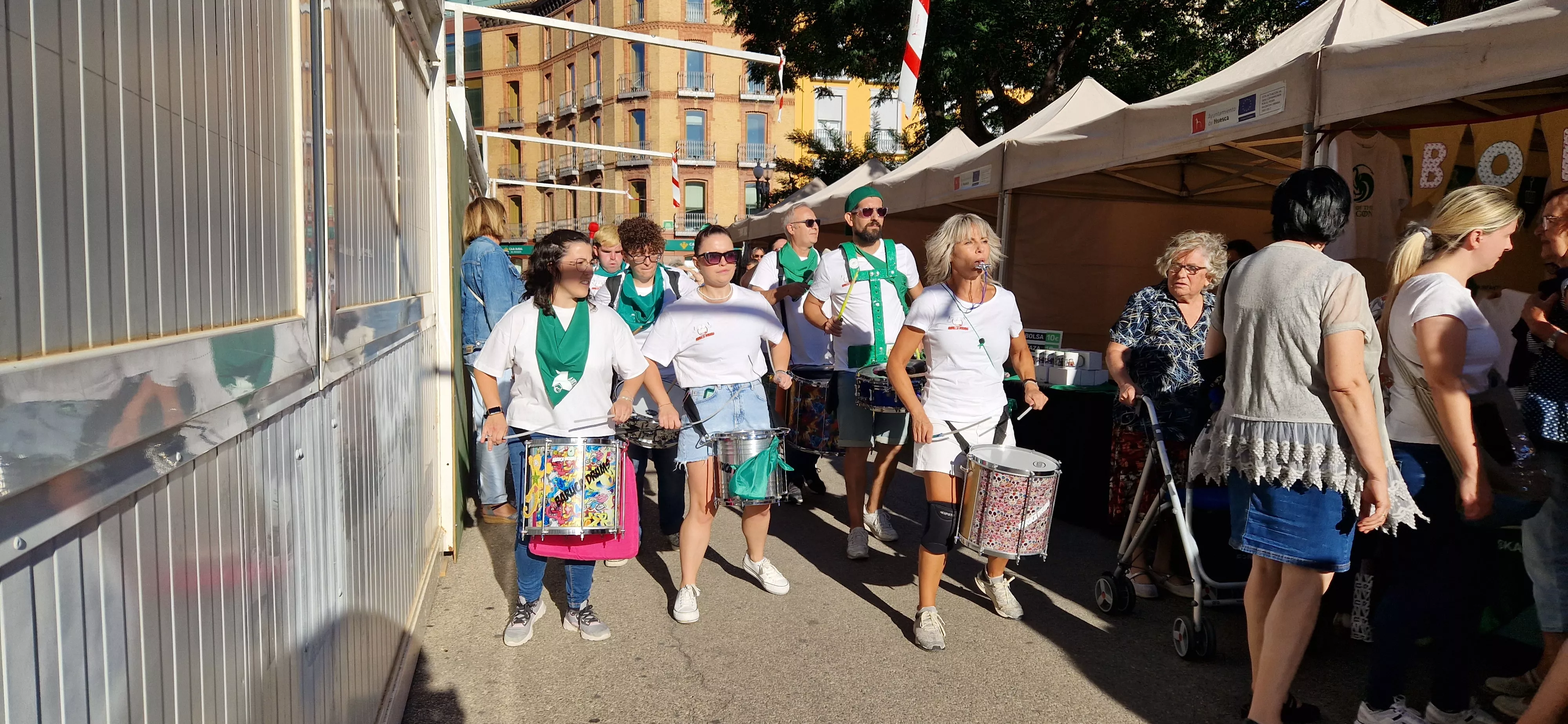 El comercio de Huesca sale a la calle en la celebración del Green Friday. Foto Myriam Martínez