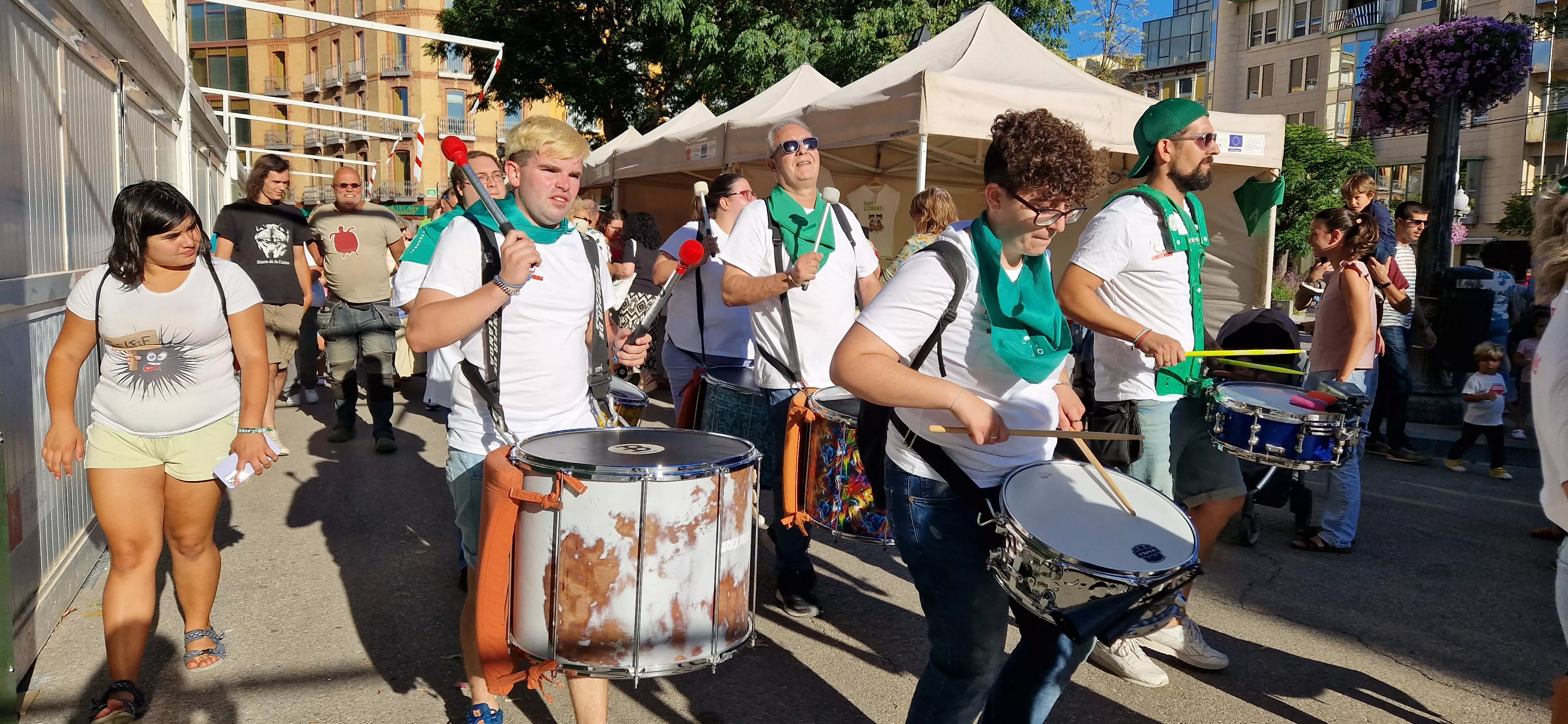 El comercio de Huesca sale a la calle en la celebración del Green Friday. Foto Myriam Martínez
