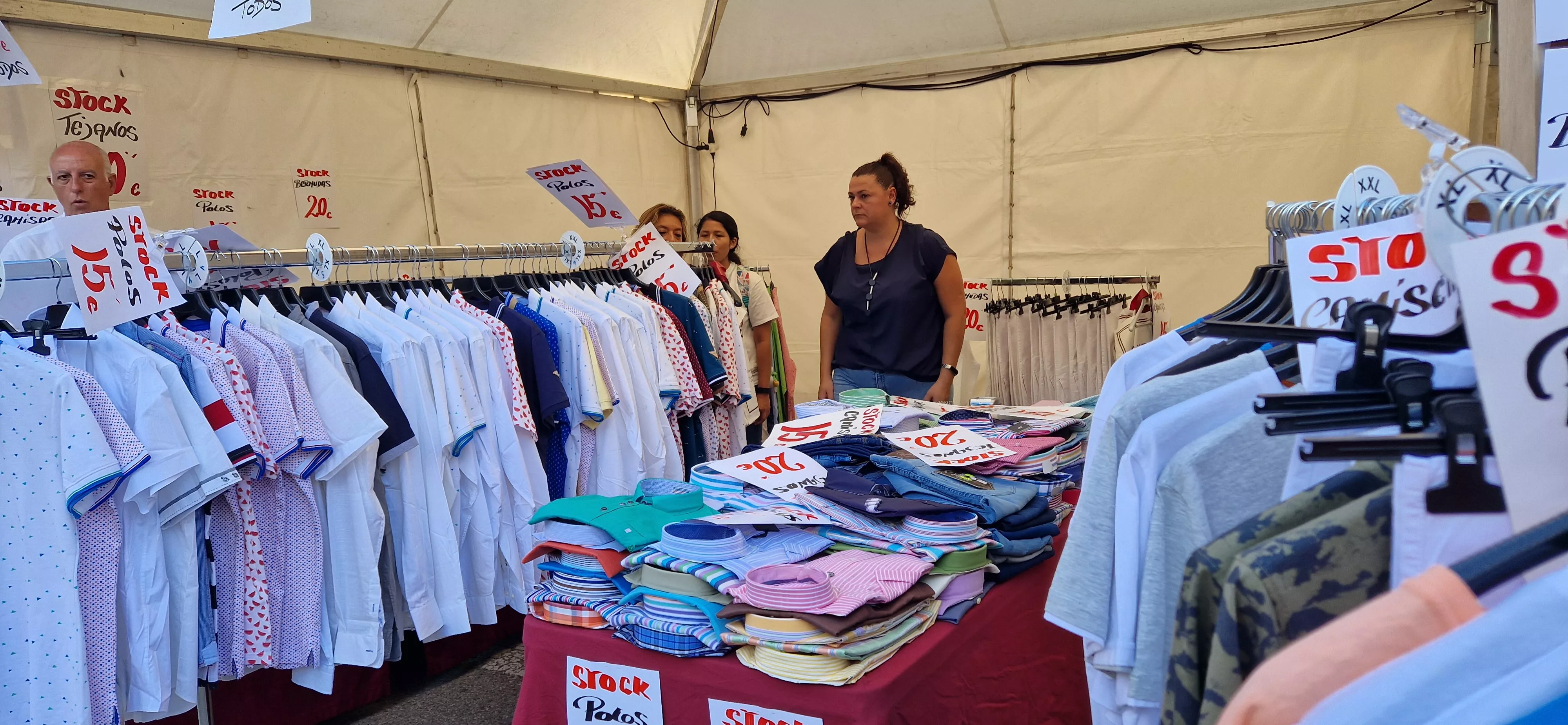 El comercio de Huesca sale a la calle en la celebración del Green Friday. Foto Myriam Martínez
