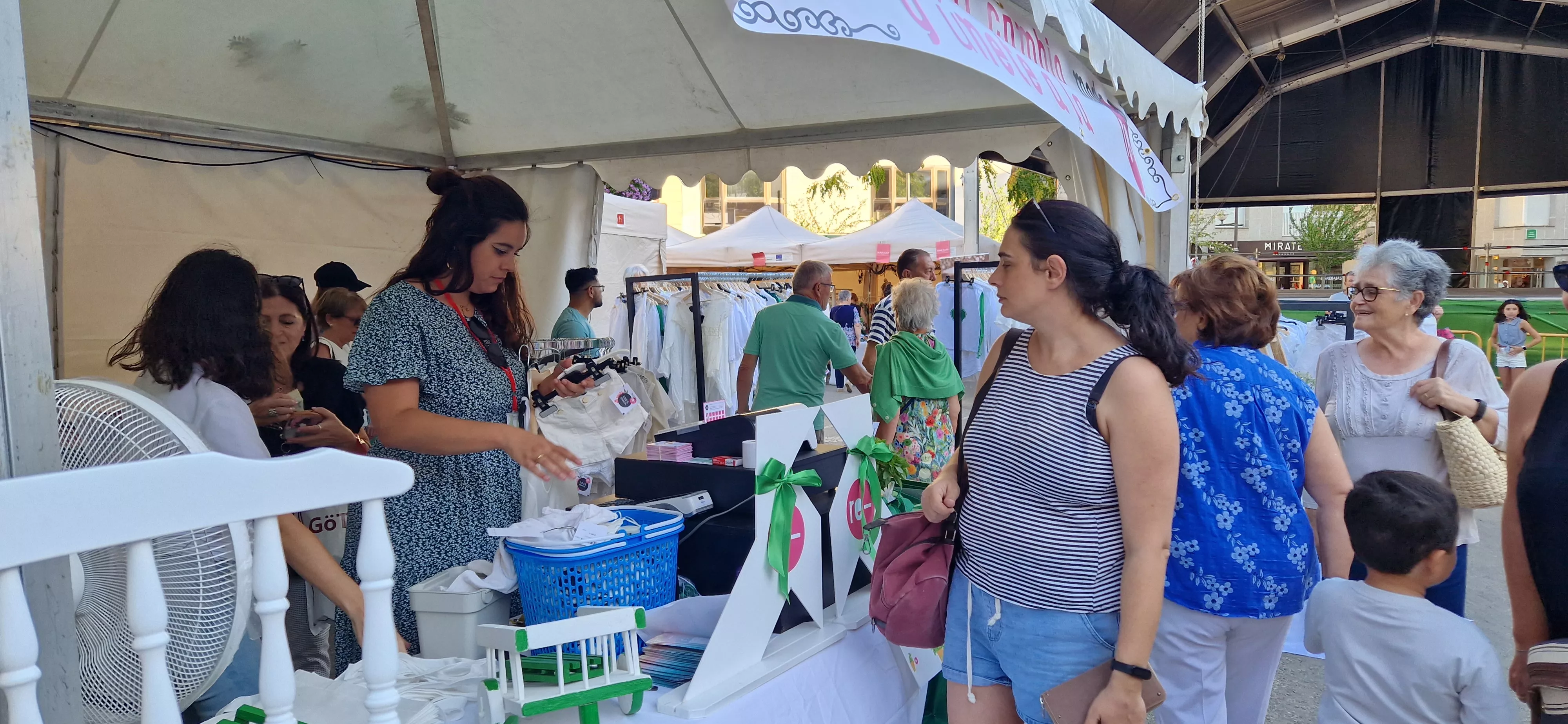El comercio de Huesca sale a la calle en la celebración del Green Friday. Foto Myriam Martínez