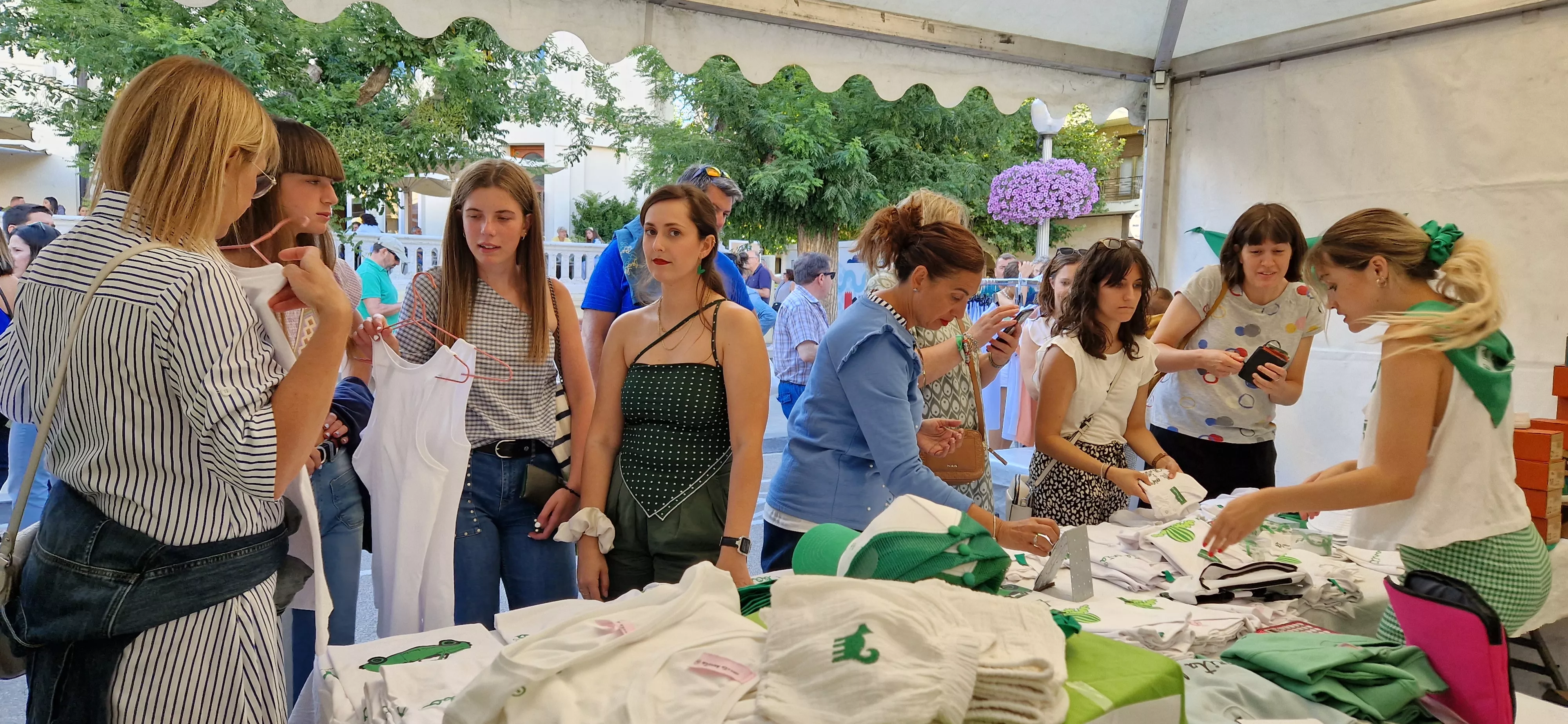 El comercio de Huesca sale a la calle en la celebración del Green Friday. Foto Myriam Martínez