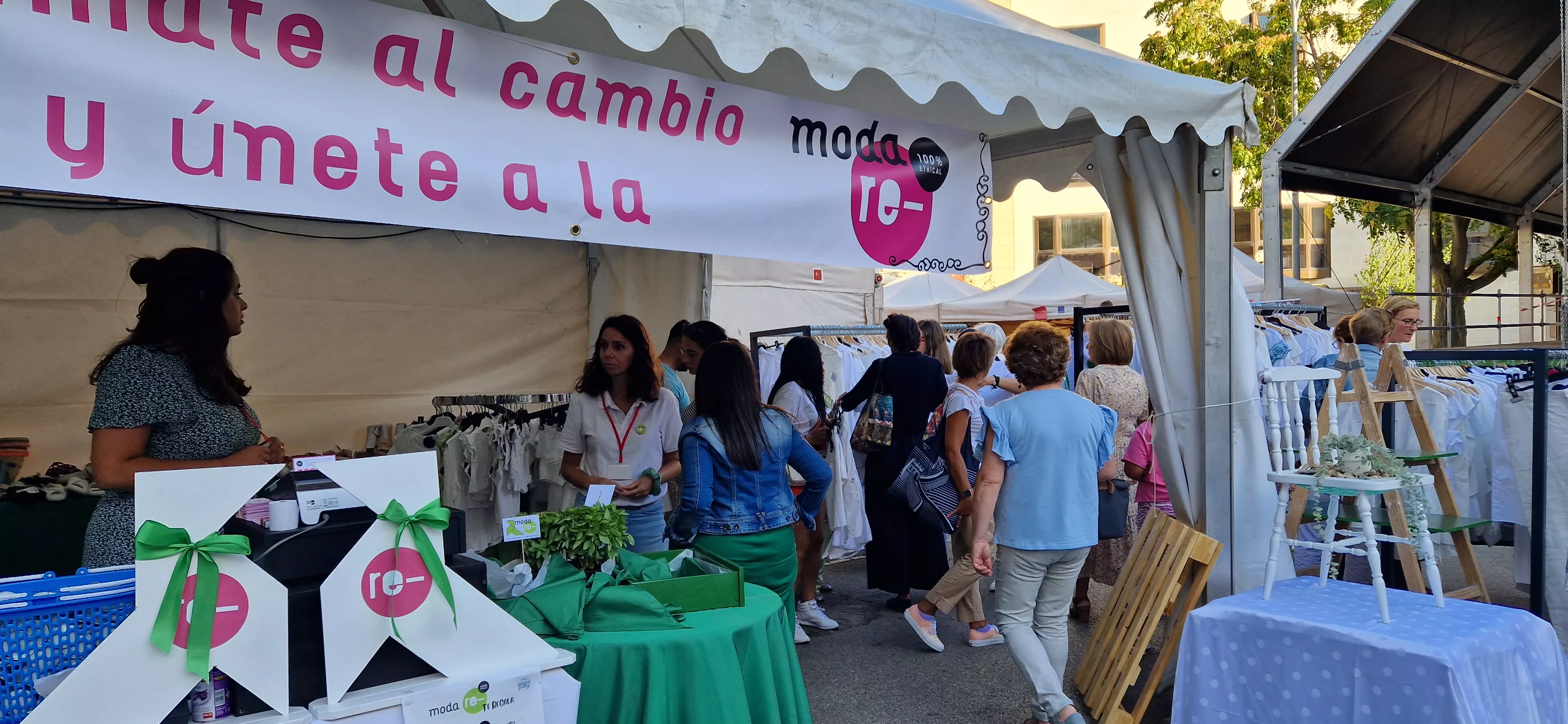 El comercio de Huesca sale a la calle en la celebración del Green Friday. Foto Myriam Martínez