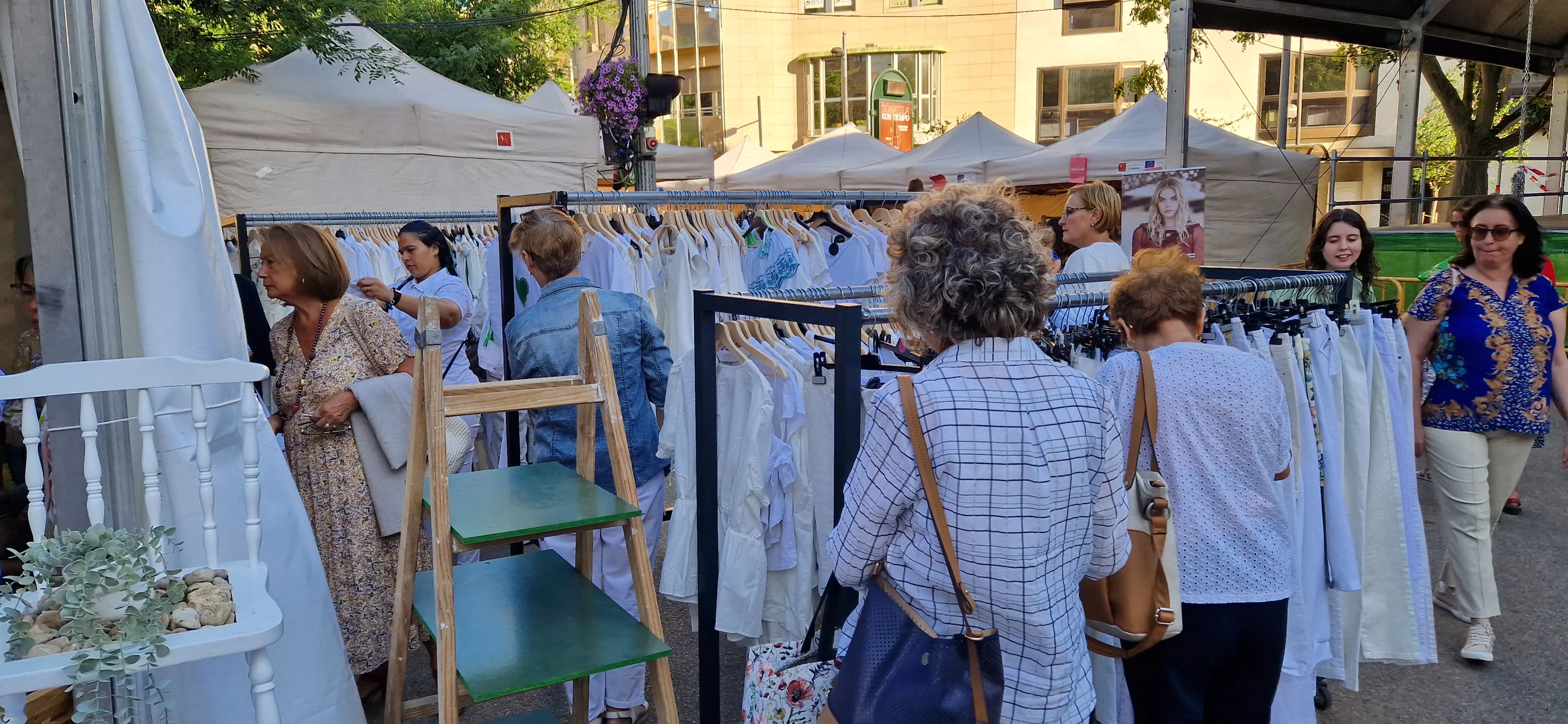 El comercio de Huesca sale a la calle en la celebración del Green Friday. Foto Myriam Martínez