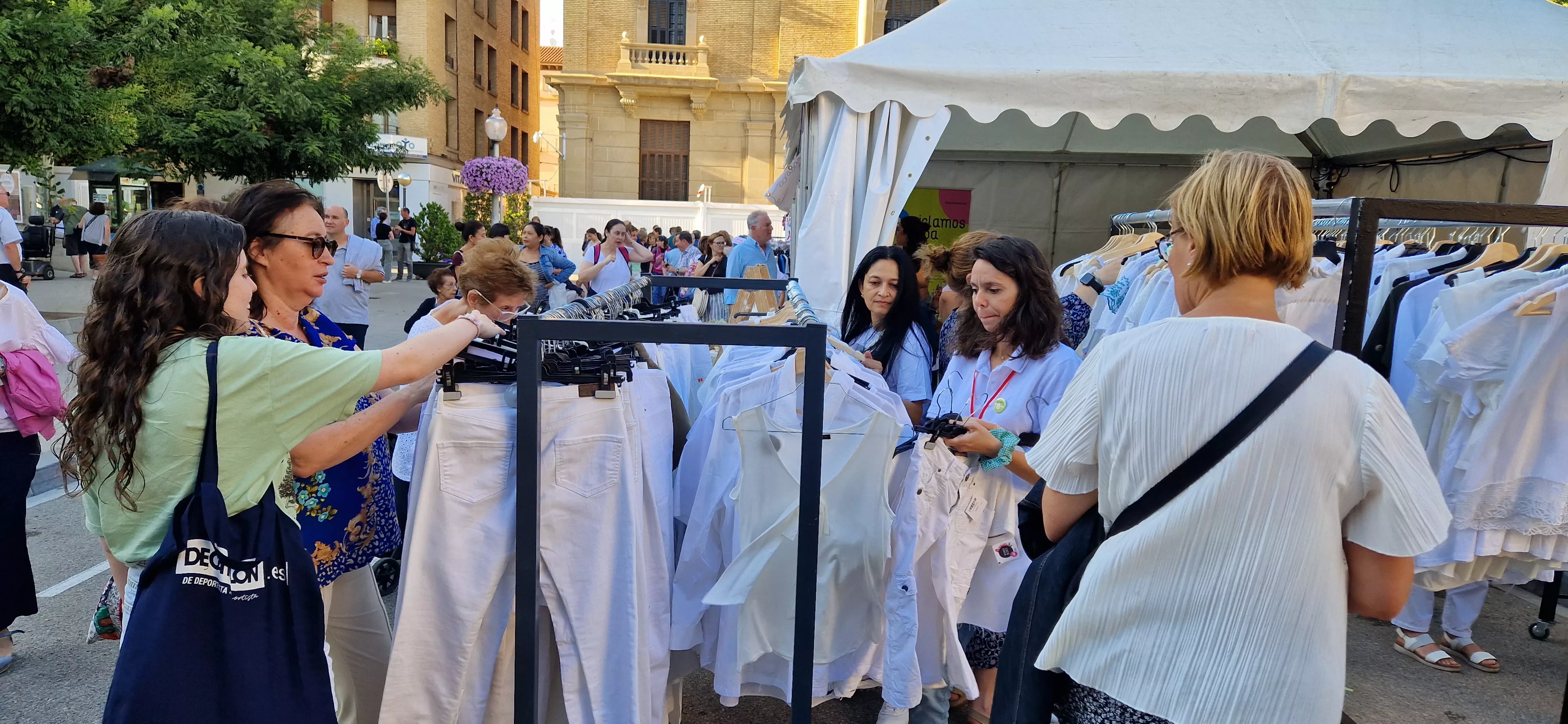 El comercio de Huesca sale a la calle en la celebración del Green Friday. Foto Myriam Martínez
