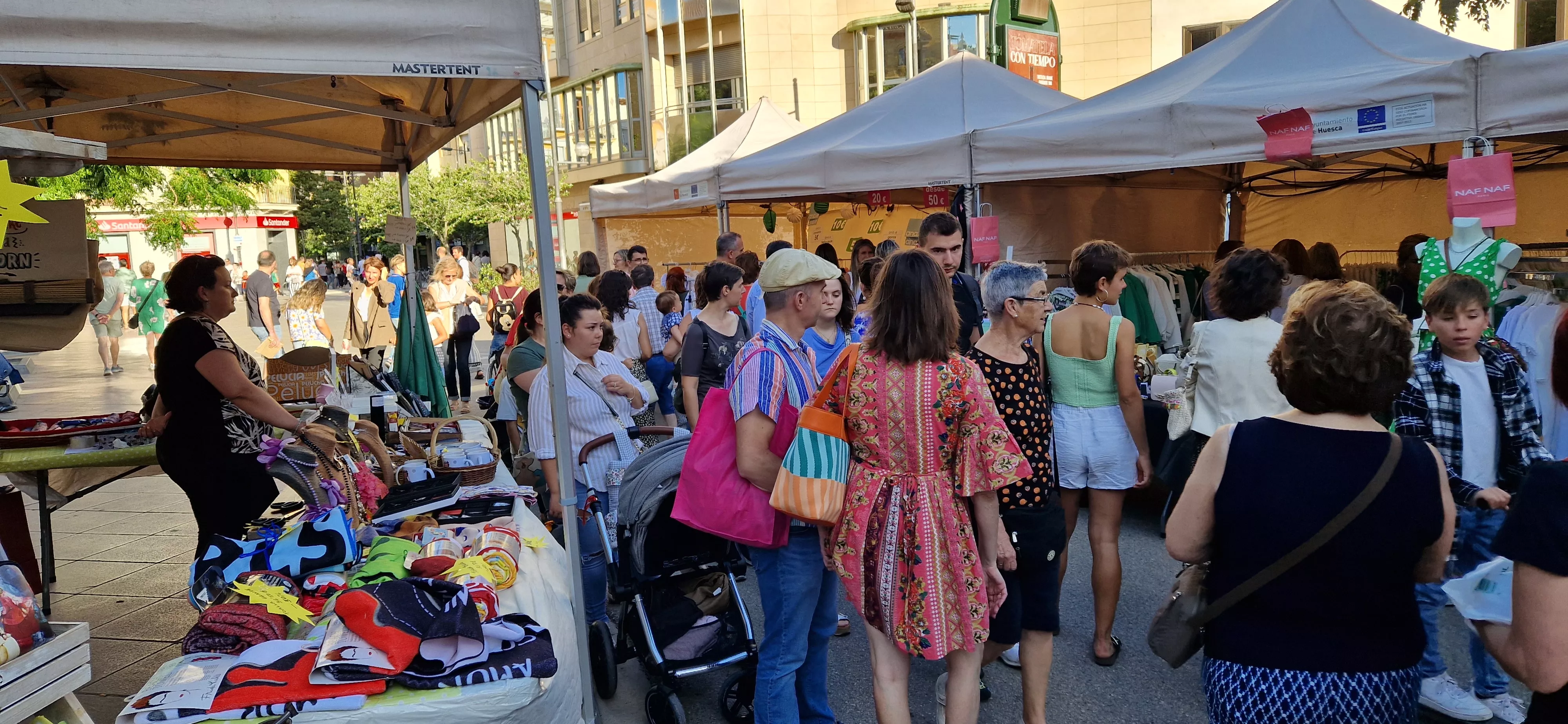 El comercio de Huesca sale a la calle en la celebración del Green Friday. Foto Myriam Martínez