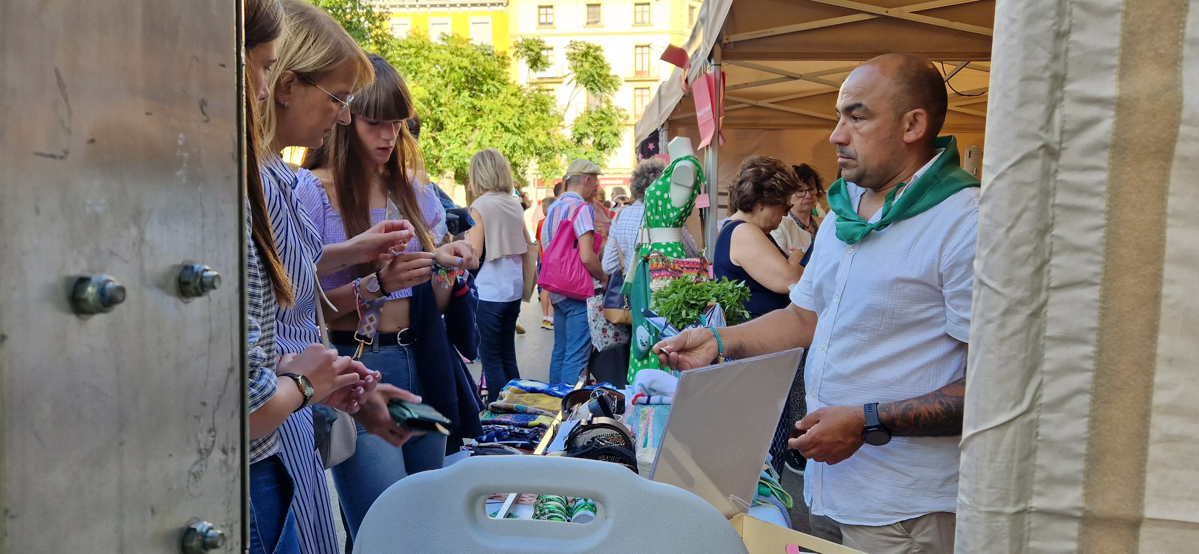 El comercio de Huesca sale a la calle en la celebración del Green Friday. Foto Myriam Martínez