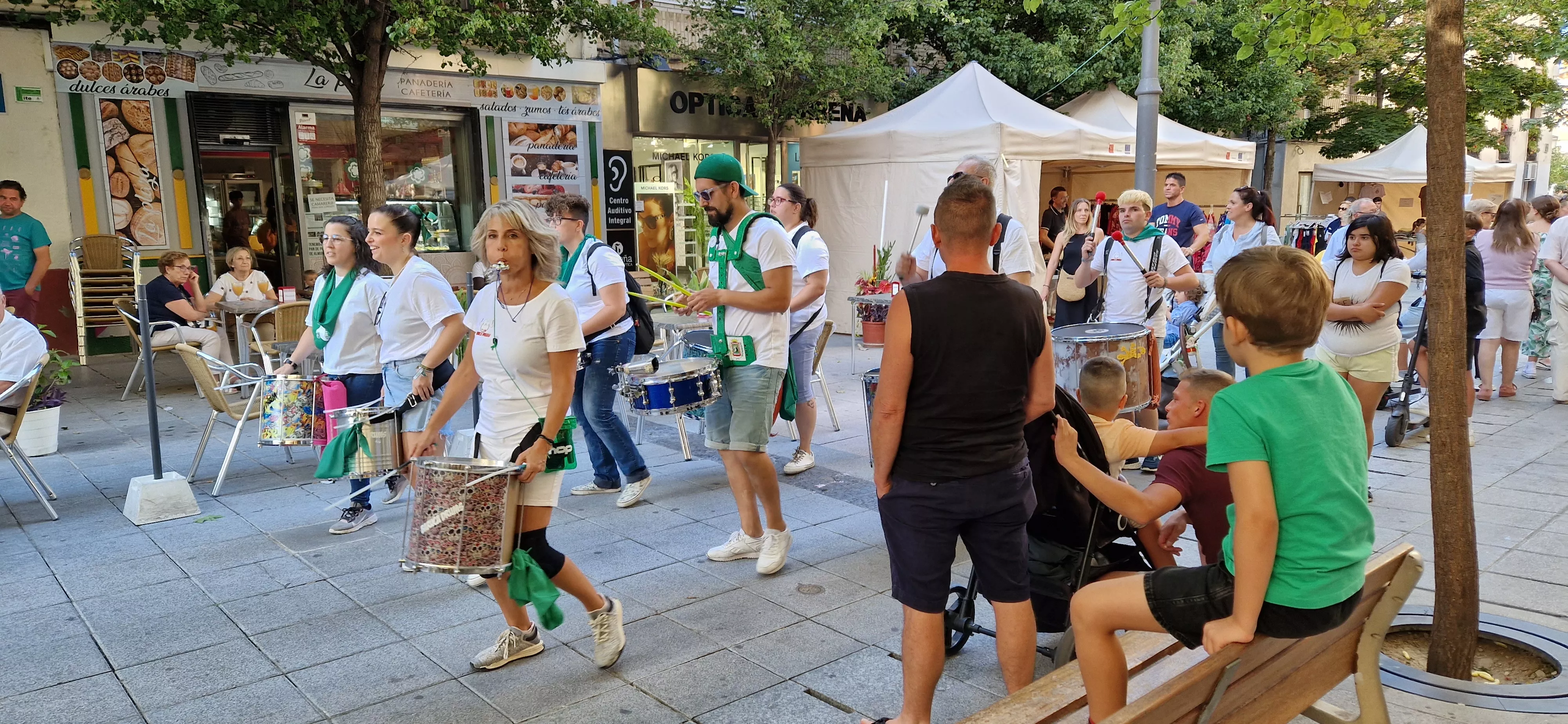 El comercio de Huesca sale a la calle en la celebración del Green Friday. Foto Myriam Martínez