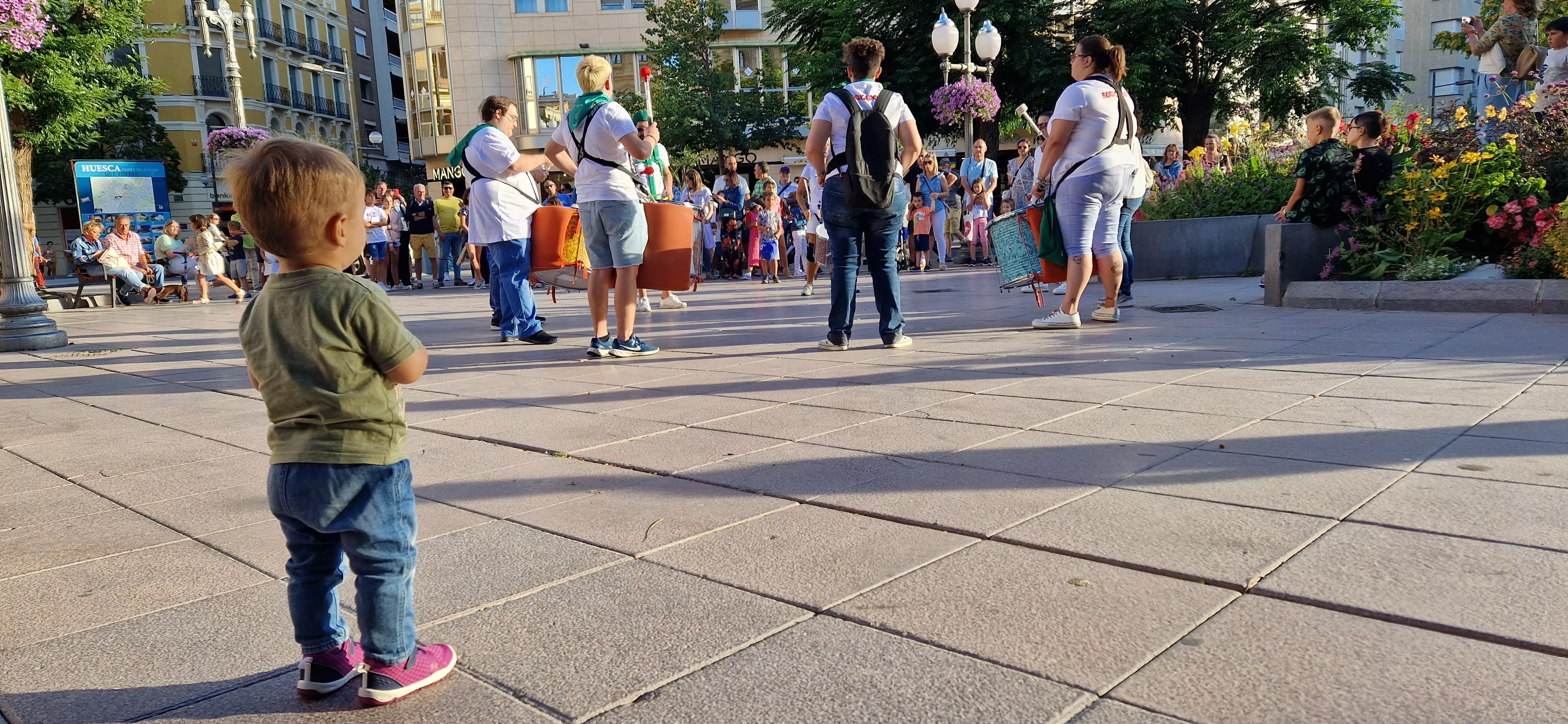El comercio de Huesca sale a la calle en la celebración del Green Friday. Foto Myriam Martínez