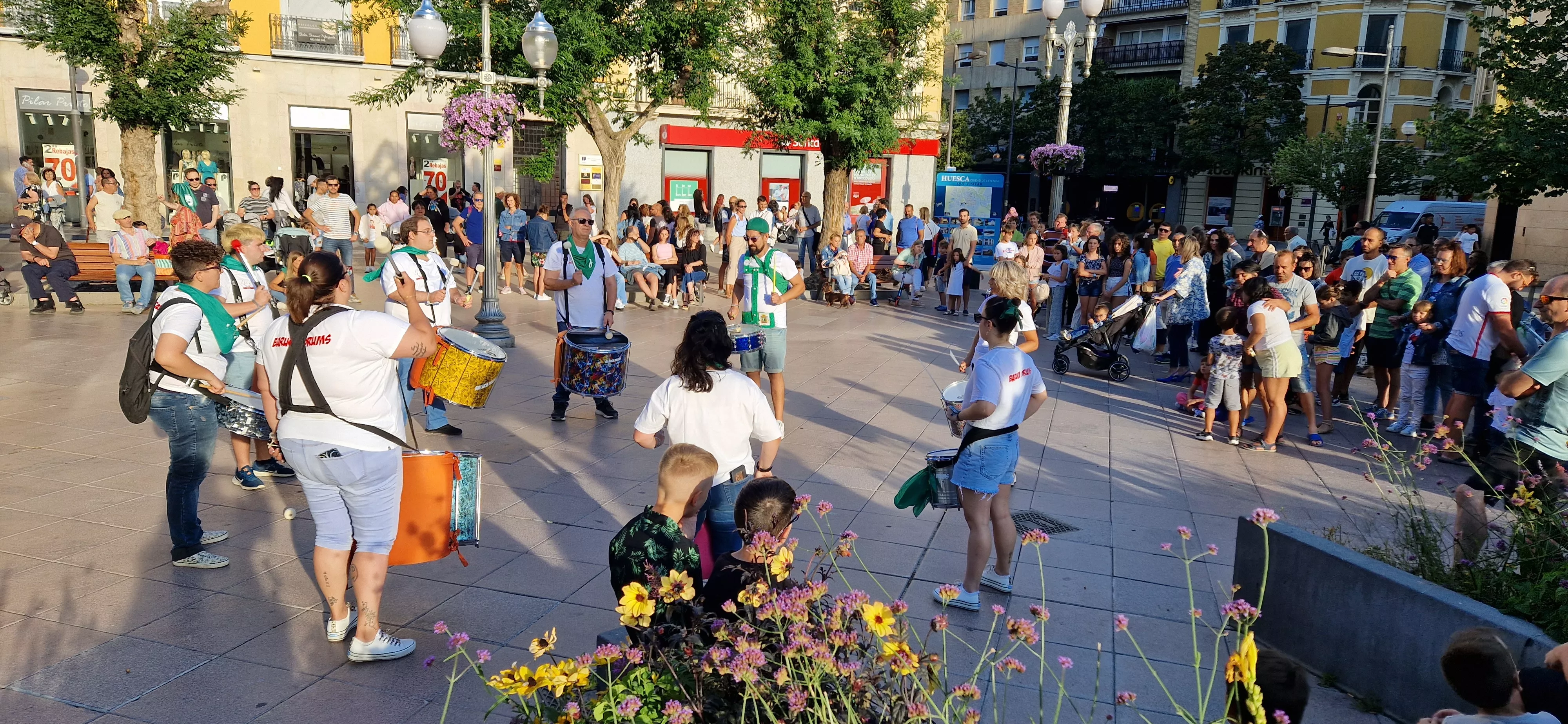 El comercio de Huesca sale a la calle en la celebración del Green Friday. Foto Myriam Martínez