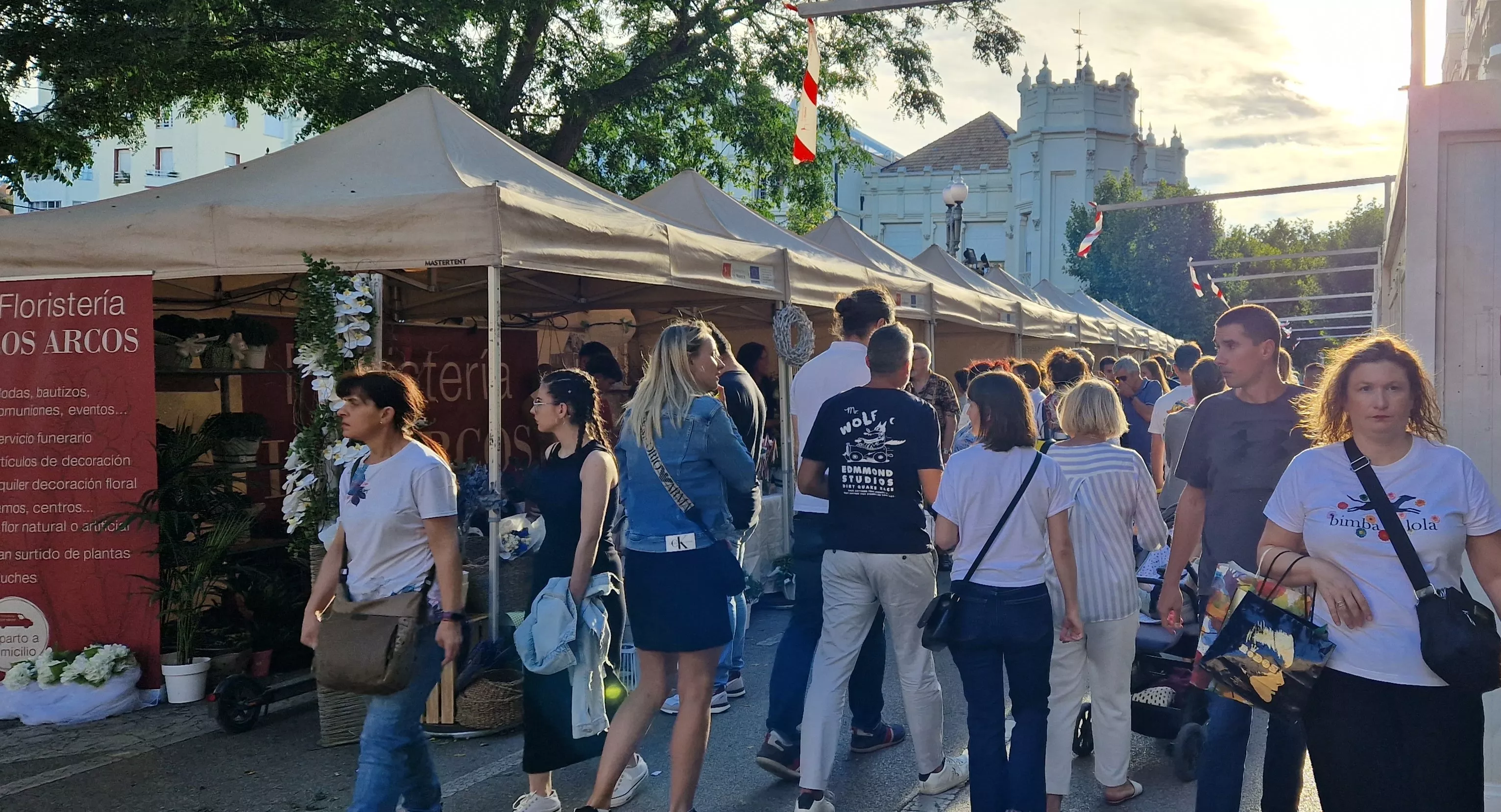 El comercio de Huesca sale a la calle en la celebración del Green Friday. Foto Myriam Martínez