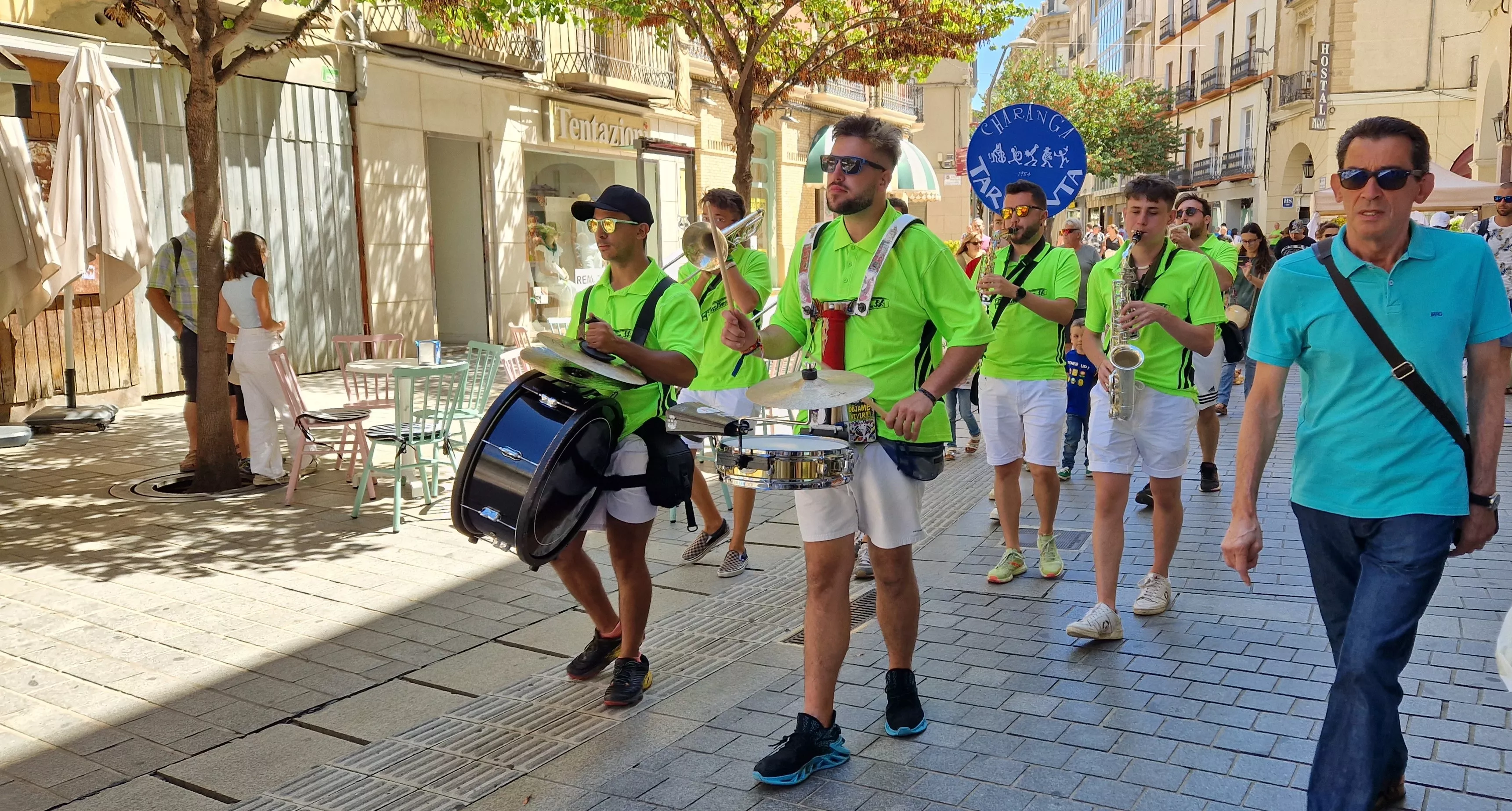 La charanga, animando el Green Friday. Foto Myriam Martínez