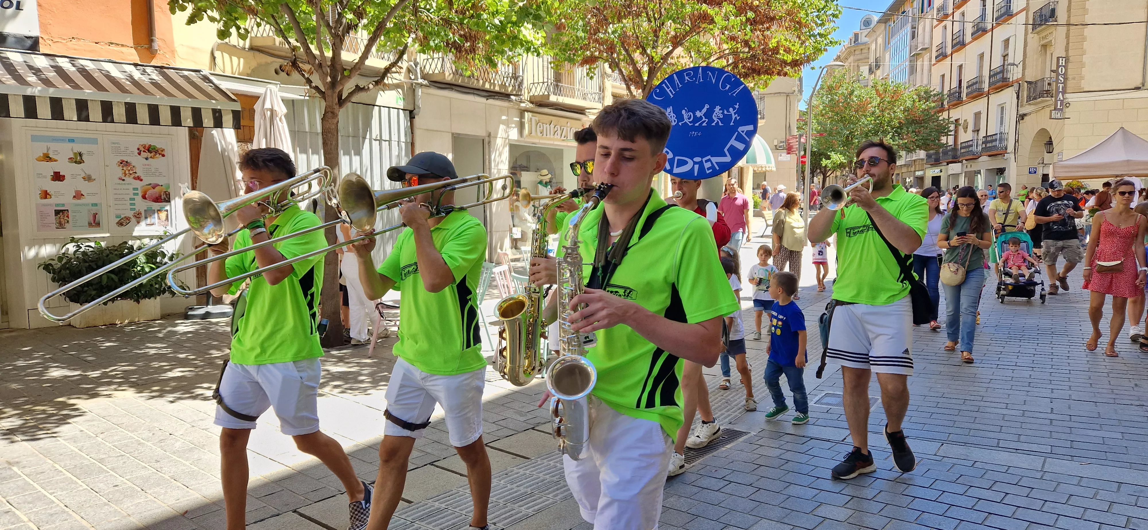La charanga, animando el Green Friday. Foto Myriam Martínez
